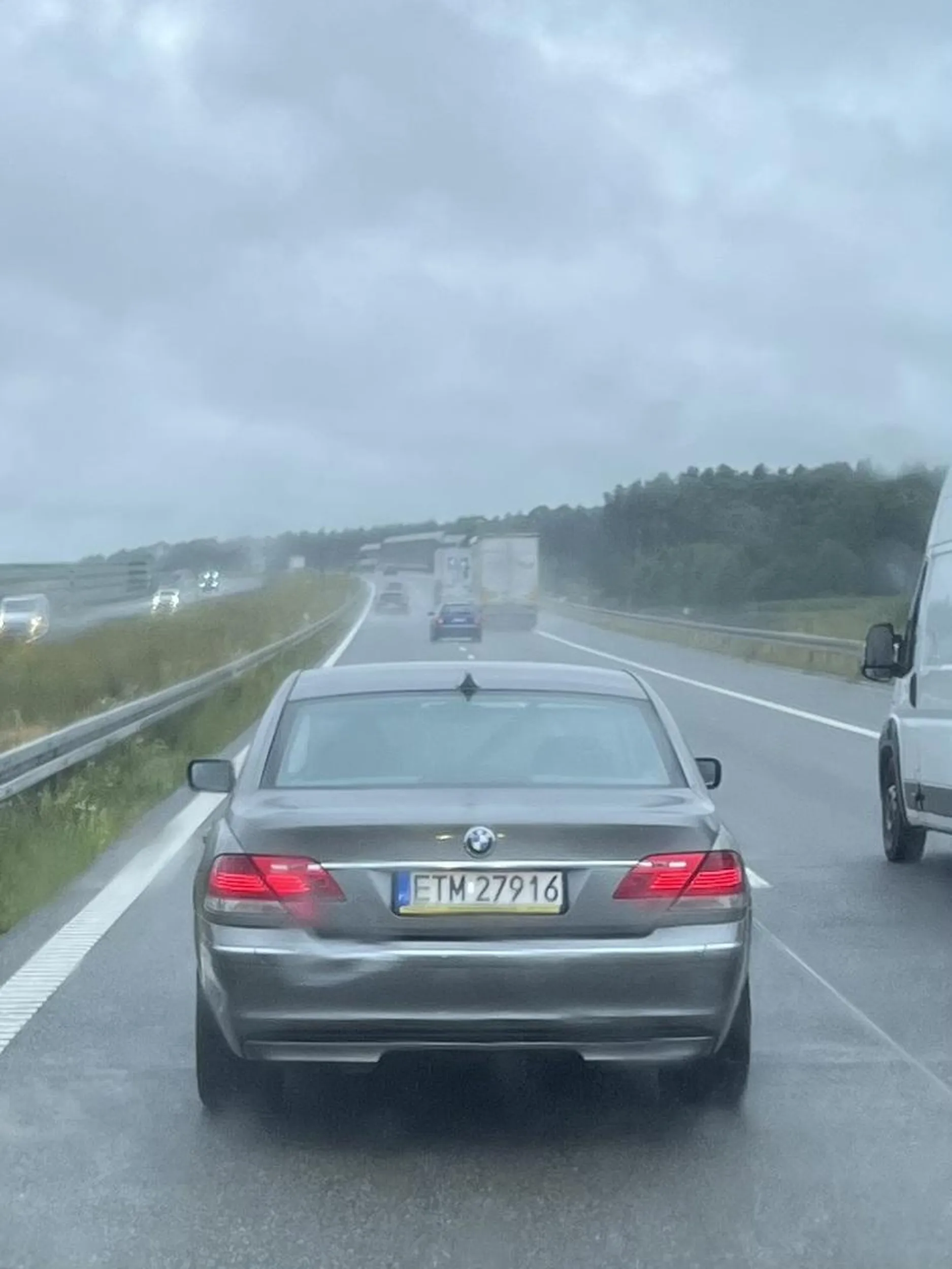 Typowy kierowca BMW. Agresywne zachowanie i celowa jazda 120km/h na lewym pasie.