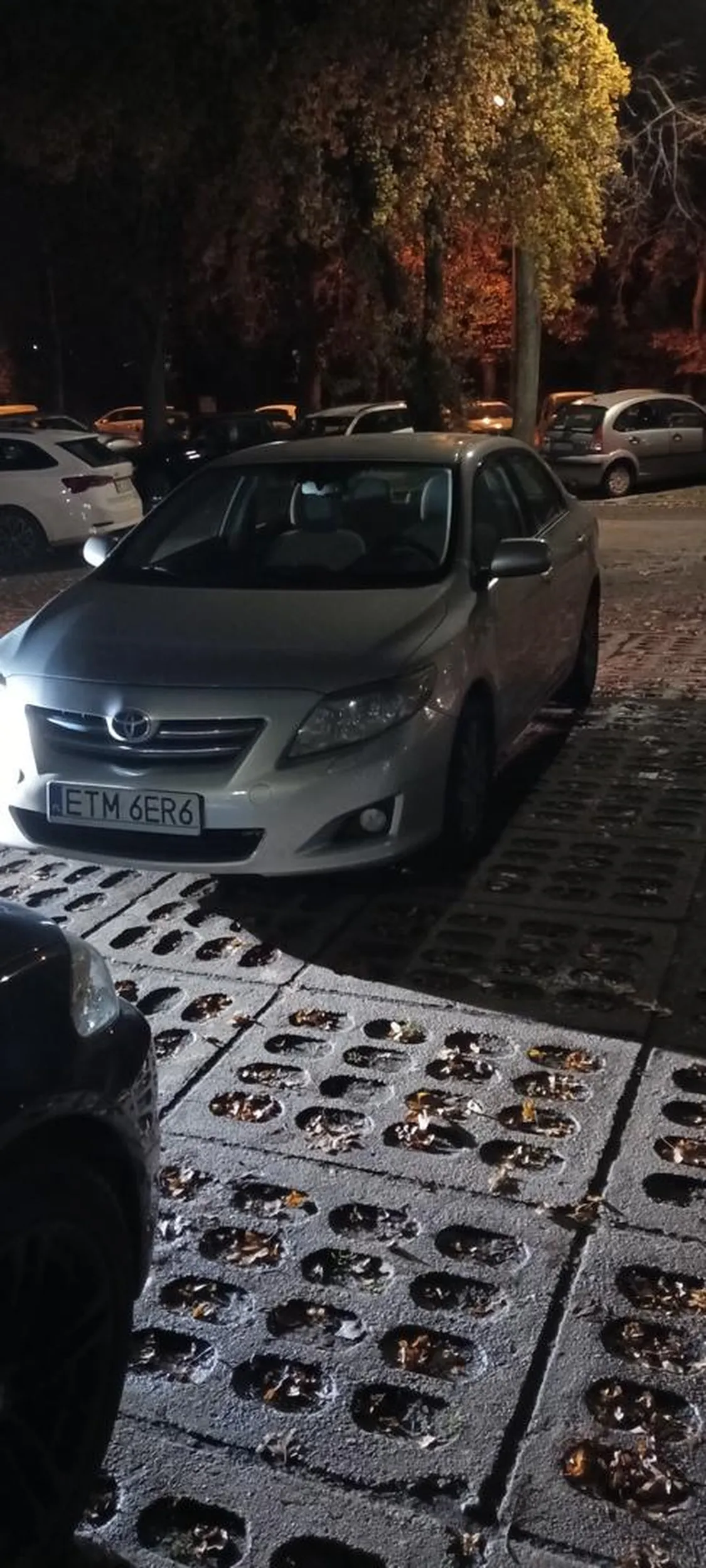 Kierowca nie umie parkować. Pod Aquaparkiem Fala zaparkował tak że nie szło wyjechać z rajki. Oczywiście on nie zaparkował w rajcę tylko na środku żeby mieć bliżej. Pół parkingu wolne.