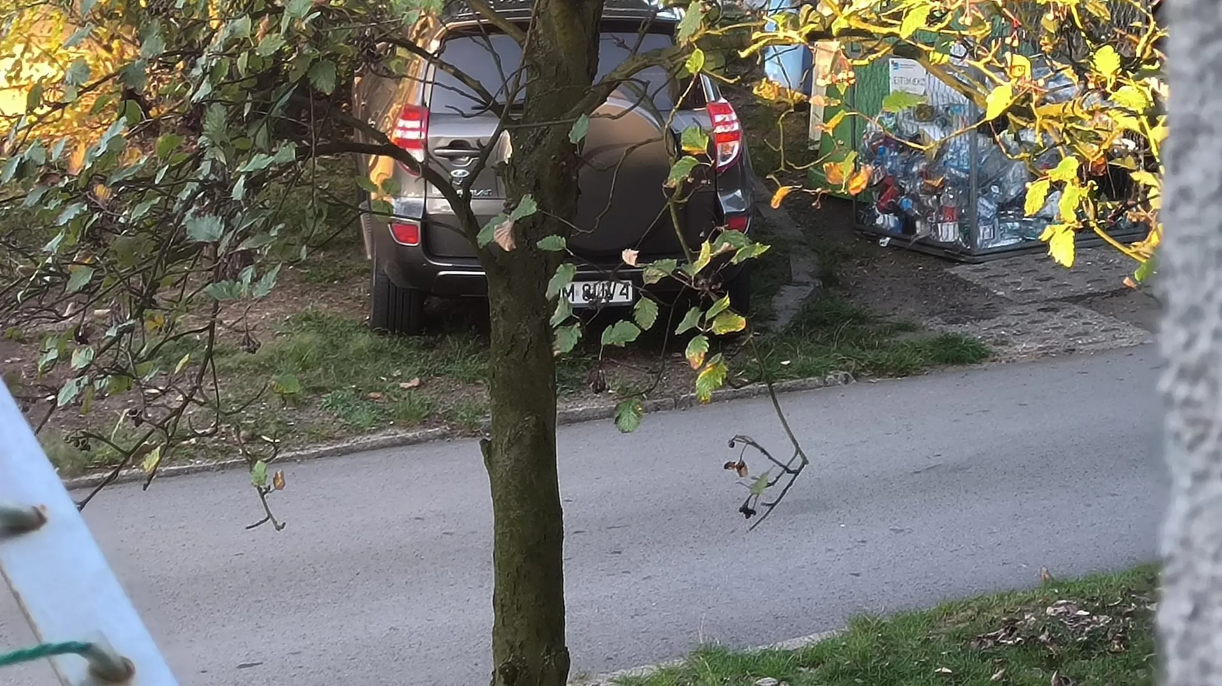 Całkiem dobry samochód wyrzucony na śmietnik, dobrobyt jednak jest w kraju :D