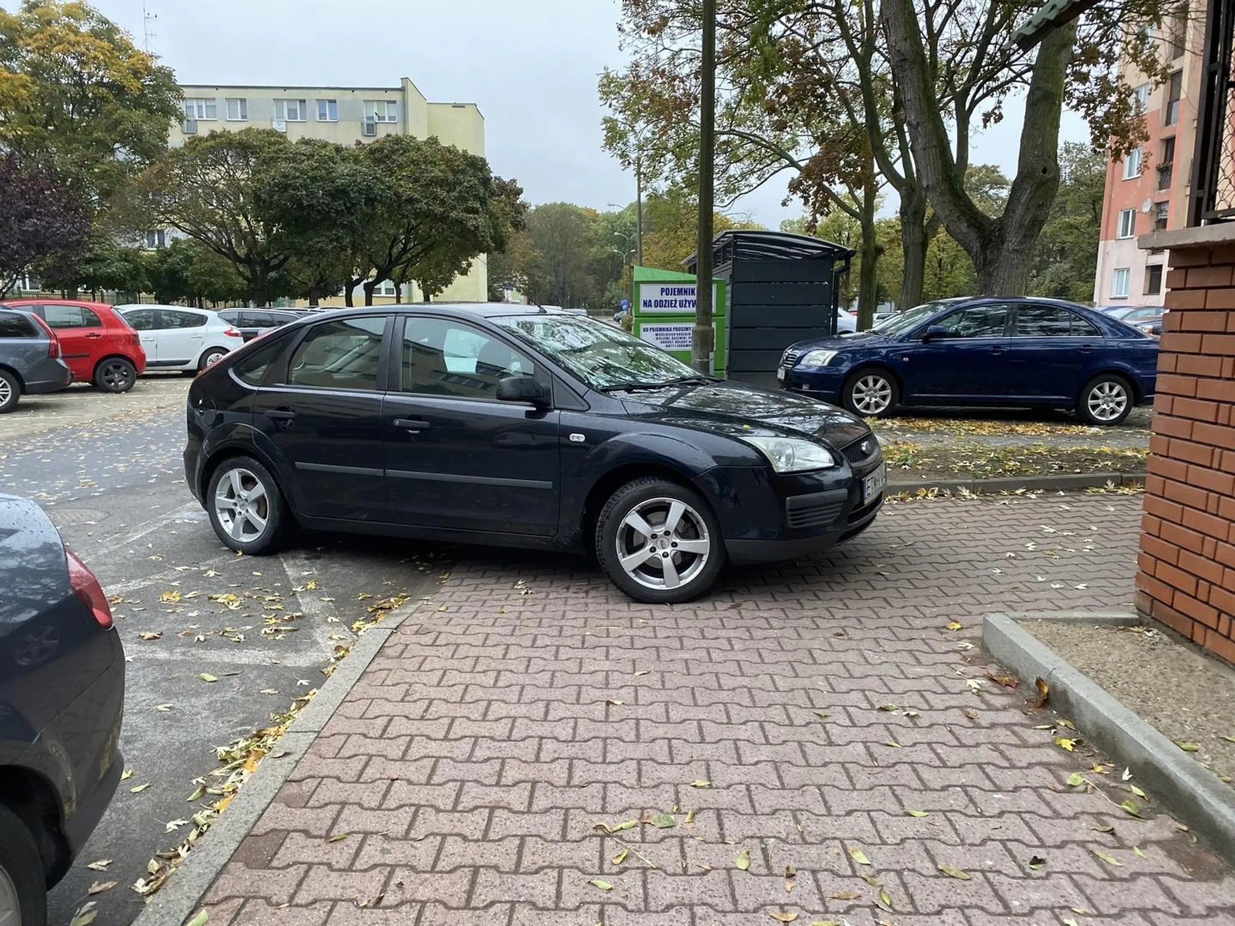 Nie wiem kto mu dał prawo jazdy nie umie parkować