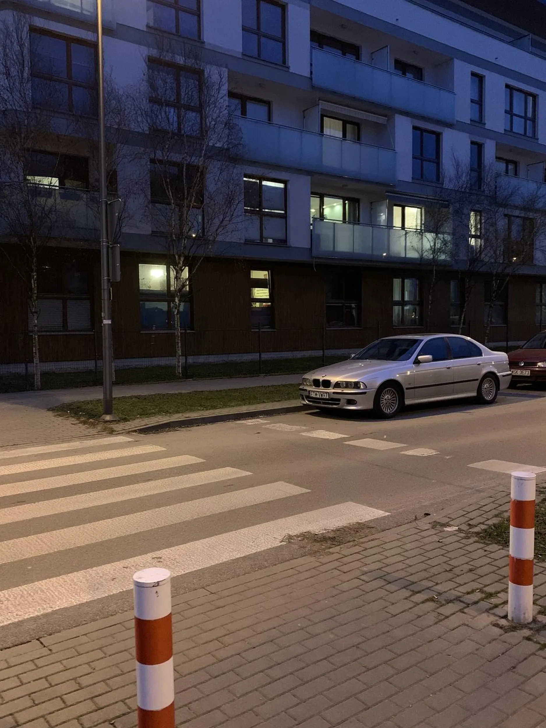 Brawo penisie, bardzo późno zauważa się przez Ciebie pieszego, oby śmieciara przerysowując Ci błotnik nauczyła Cię myślenia