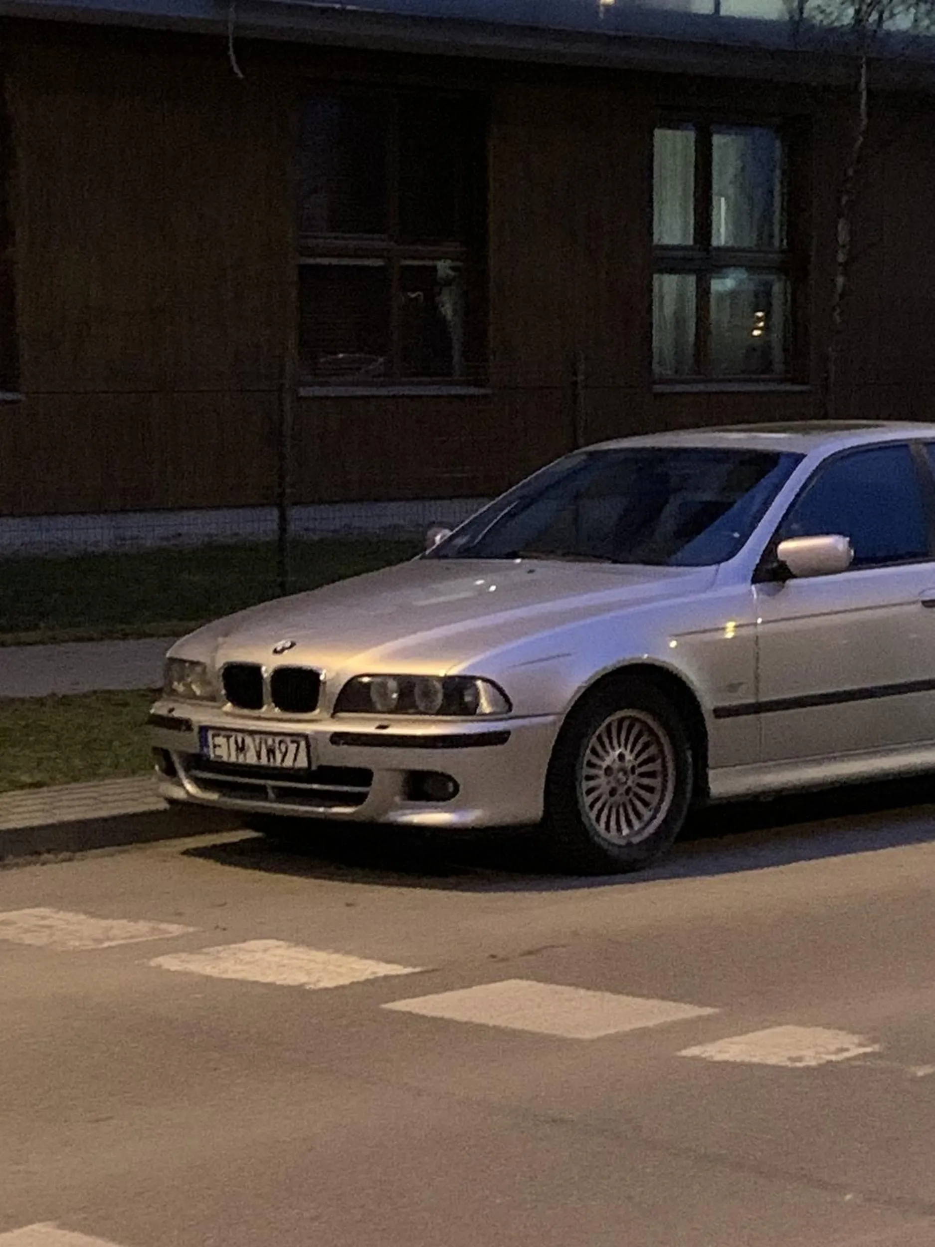 Brawo penisie, bardzo późno zauważa się przez Ciebie pieszego, oby śmieciara przerysowując Ci błotnik nauczyła Cię myślenia