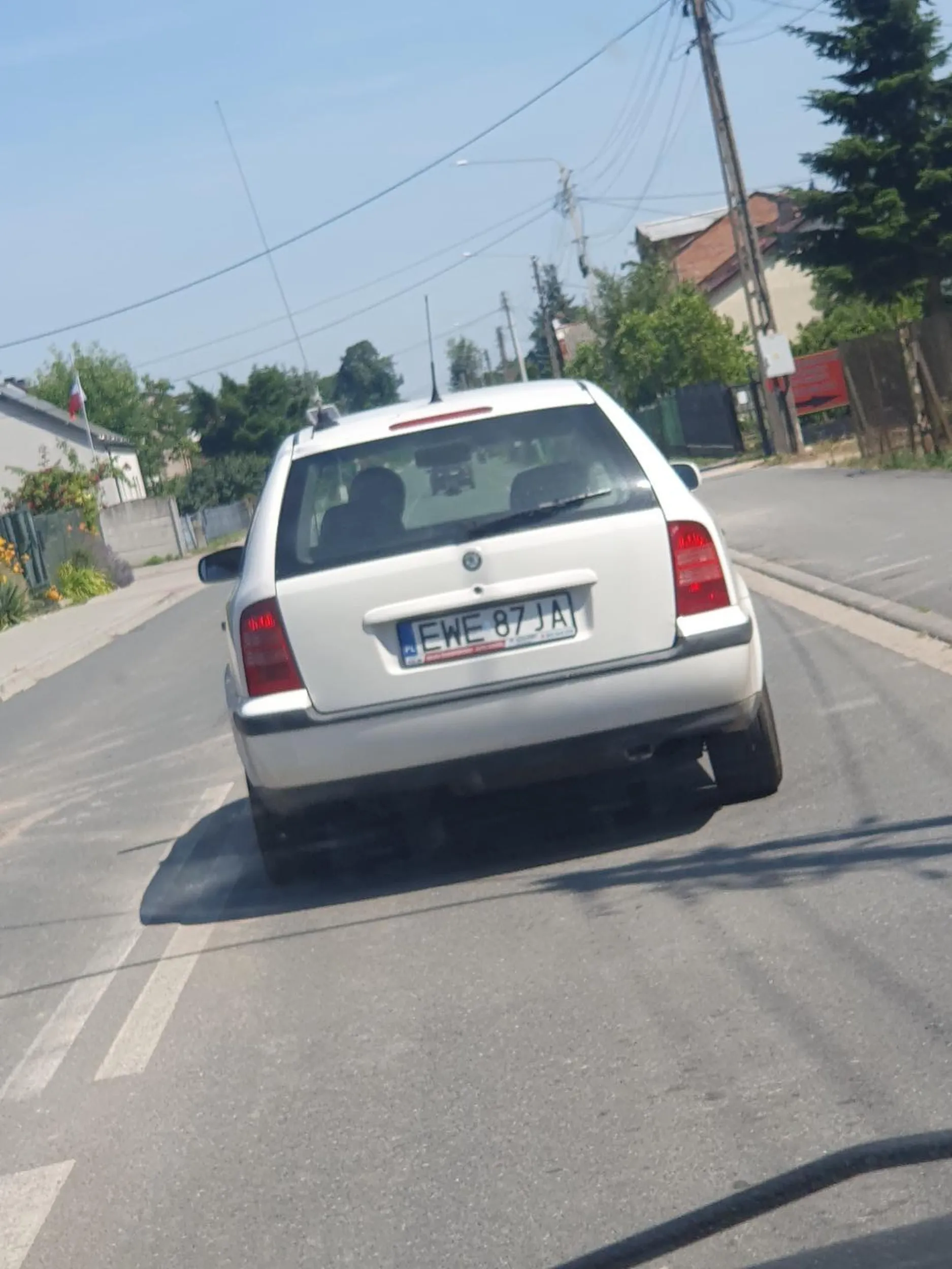 Kierowca tego oto pojazdu wyprzeda na podwójnej ciągłej przed pierwszym progiem w miejscowości Osiek na wysokosci Dino po czym chamuje do zera i tamuje ruch (chamuje specjalnie śmiejąc się w aucie po tym jak użyłem dźwięku ostrzegawczego na niego) Zdjęcie zrobione po tym jak na następnym progu na wysokości przychodni zatrzymał się specialnie po raz kolejny. W miejscowości tej poruszq się dużo osób młodszych dlatego postanowiłem to zglosci. Nie wspominając że przez miejscowość ta jedzie z dużo większą predkosci niż 50km/h