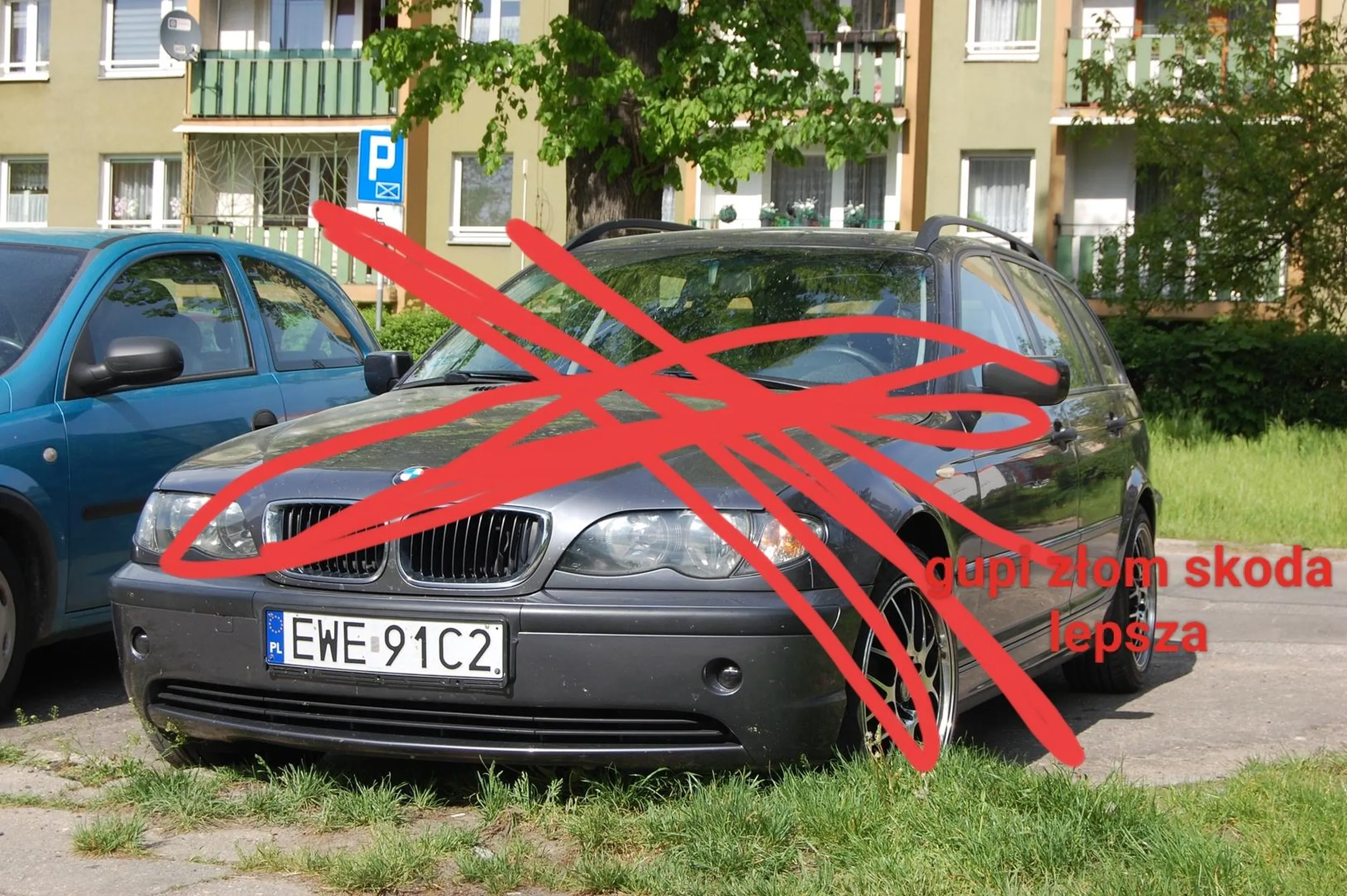 Stary dziad jeździć nie potrafi auto ledwo jedzie a podczas jazdy wypadło mu tylne światło i jakiś gówniarz wystawił swoje giry przez okno nagrywając Skodę CTL