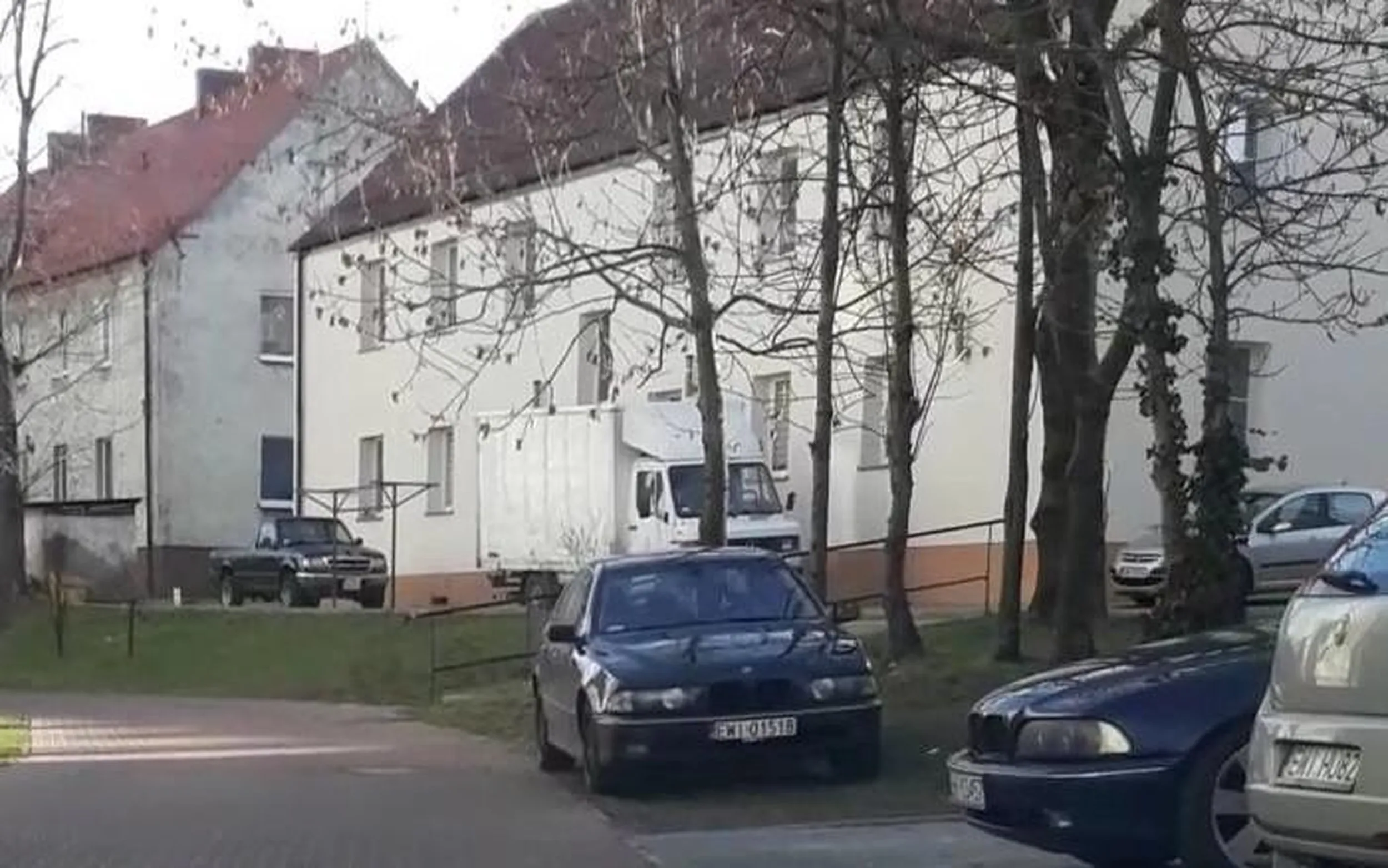 Droga pożarowa Zakaz postoju Niszczenie trawnika