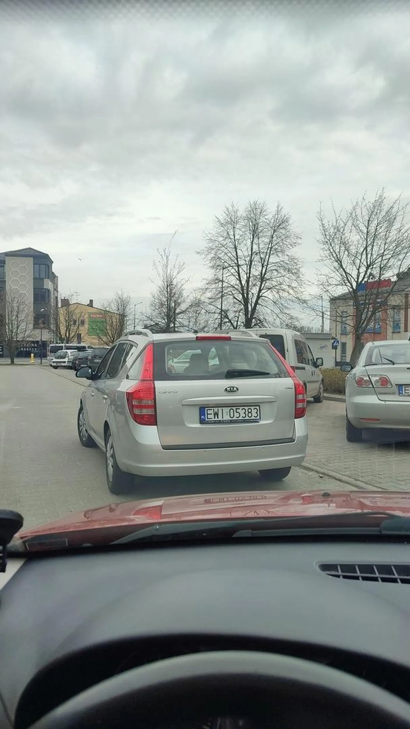 Mogłeś jeszcze pootwierać drzwi + rozkręcić auto na środku drogi palancie