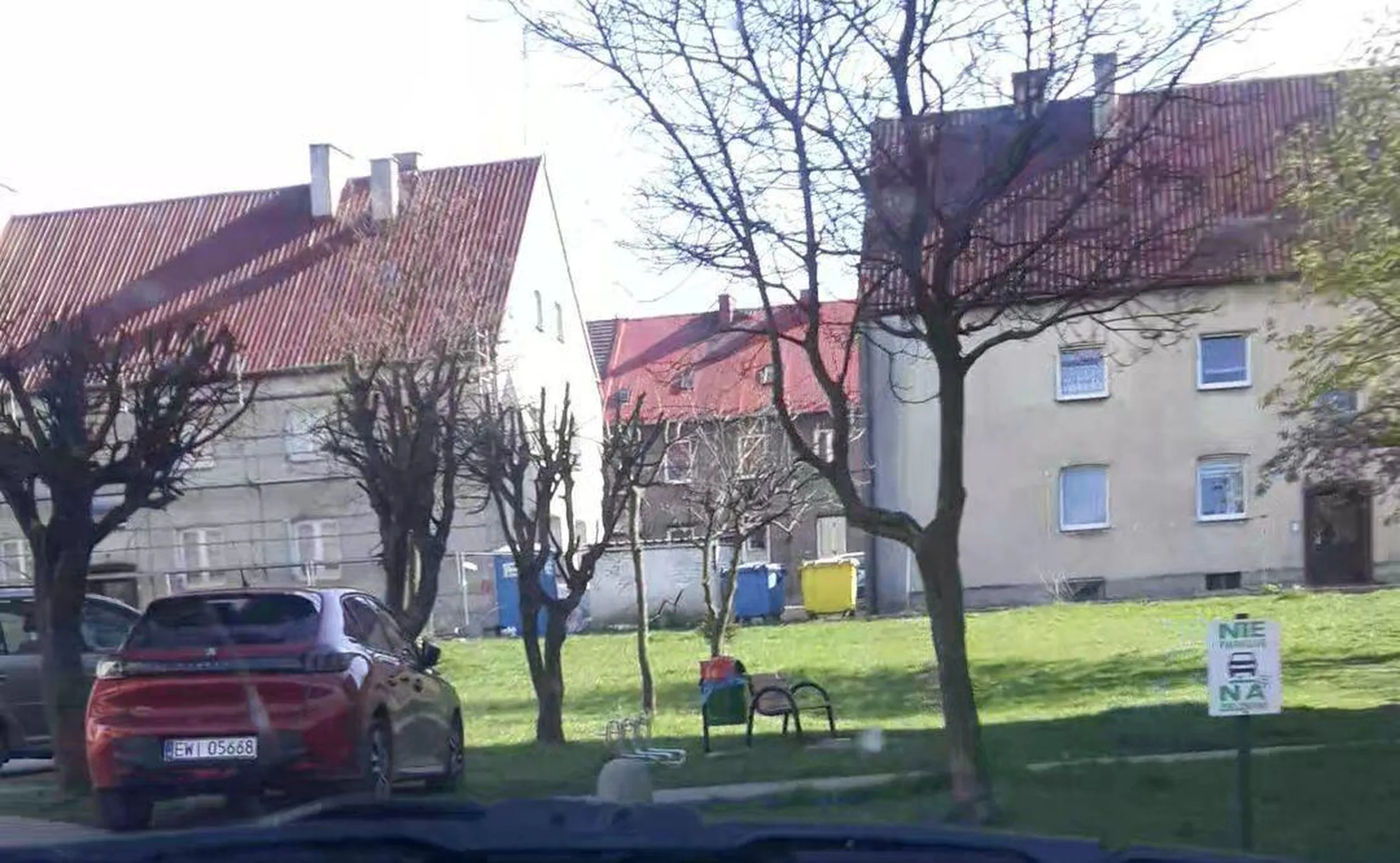 Droga pożarowa, zakaz postoju, parkowanie na trawniku. Nawet tabliczki nie potrafi przeczytać.