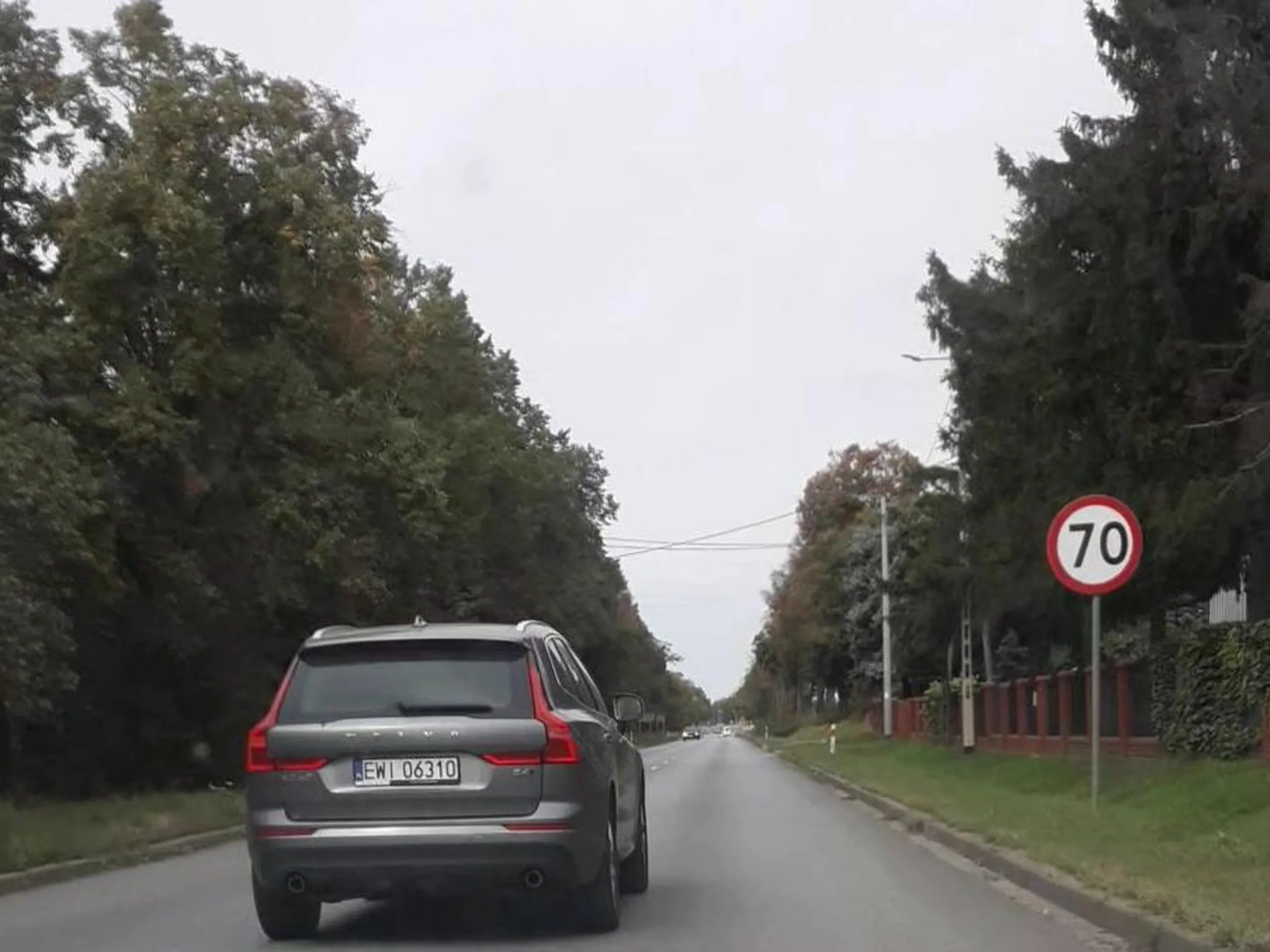 Wyprzedzanie z przekroczeniem dozwolonej prędkości w obszarze zabudowanym, następnie przekraczanie dozwolonej prędkości na ograniczeniu do 70km/h.