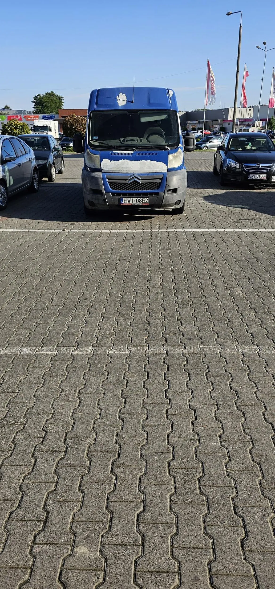 No i klasyka, parking pusty ale pani z busa miala za wąska zeby furtke od śtrucla otworzyc i stanela w poprzek na 3 miejscach od tak bo drzwi do brico byly za wąskie i nie dalo rady juz tam wjechac, porazka babo jak nie umiwsz tak duzym autem jezdzic to polecam jakies tico, seicento lub microcara