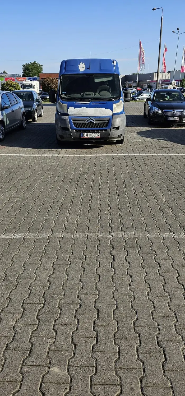 No i klasyka, parking pusty ale pani z busa miala za wąska zeby furtke od śtrucla otworzyc i stanela w poprzek na 3 miejscach od tak bo drzwi do brico byly za wąskie i nie dalo rady juz tam wjechac, porazka babo jak nie umiwsz tak duzym autem jezdzic to polecam jakies tico, seicento lub microcara