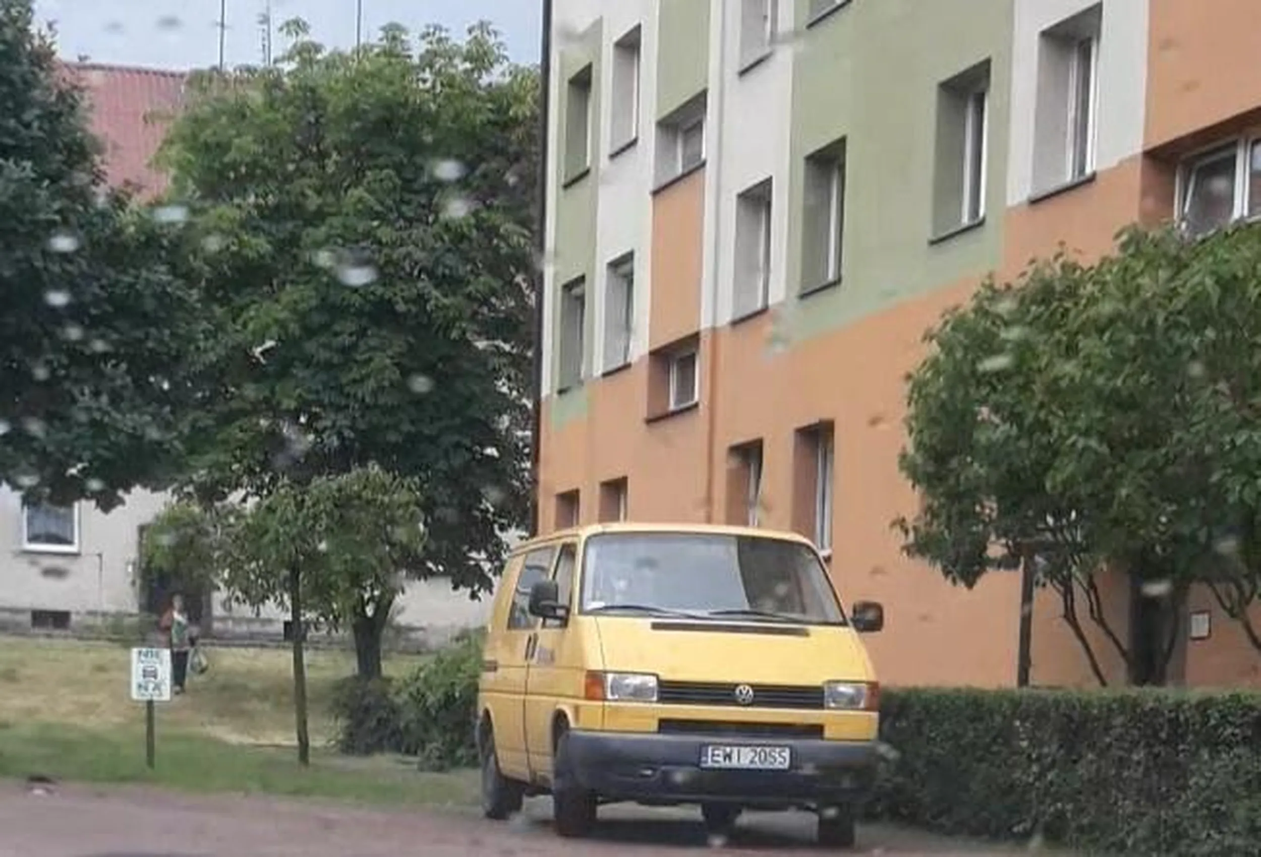 Droga pożarowa, zakaz postoju, parkowanie na chodniku.