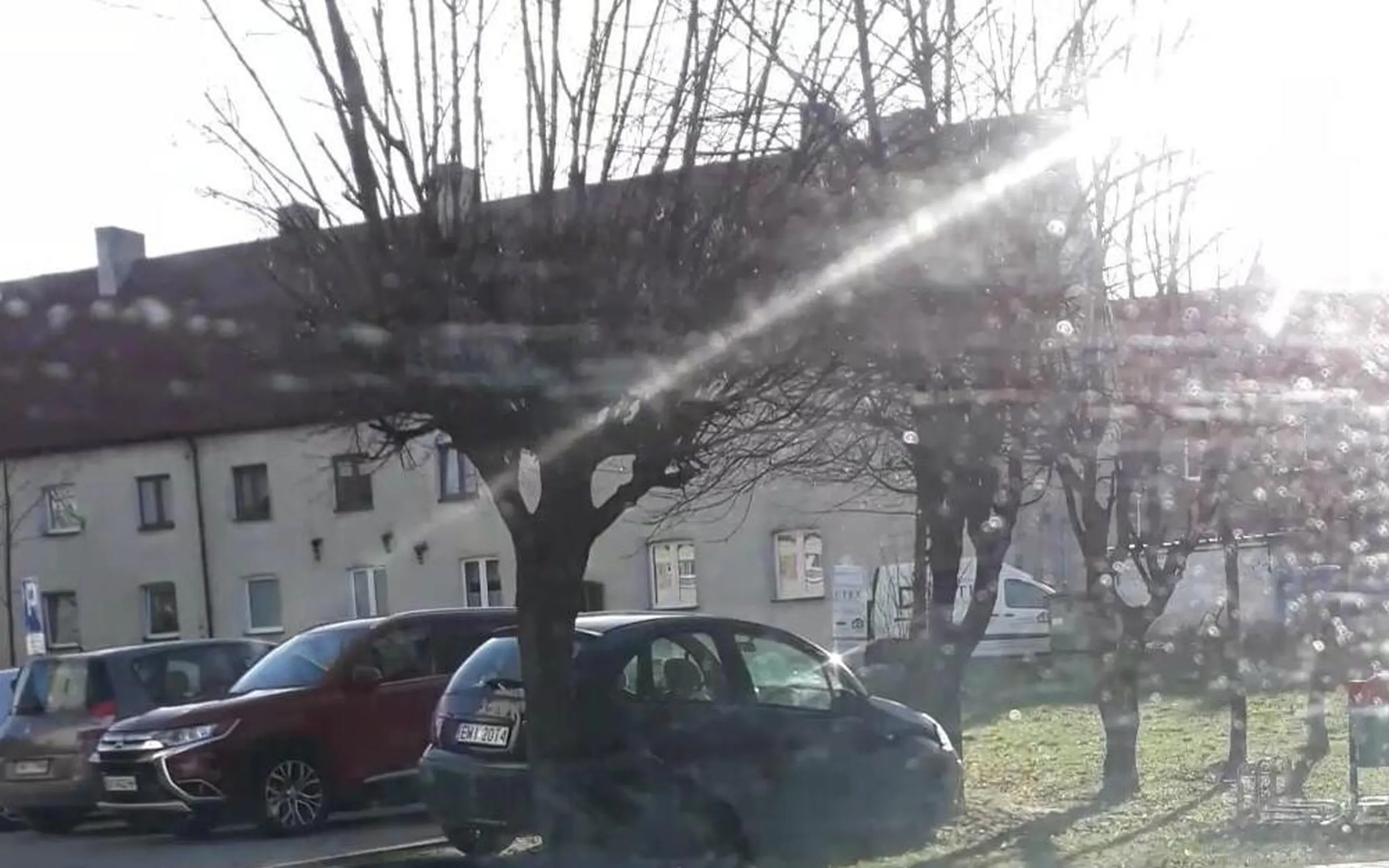 Droga pożarowa, zakaz postoju, parkowanie na trawniku.