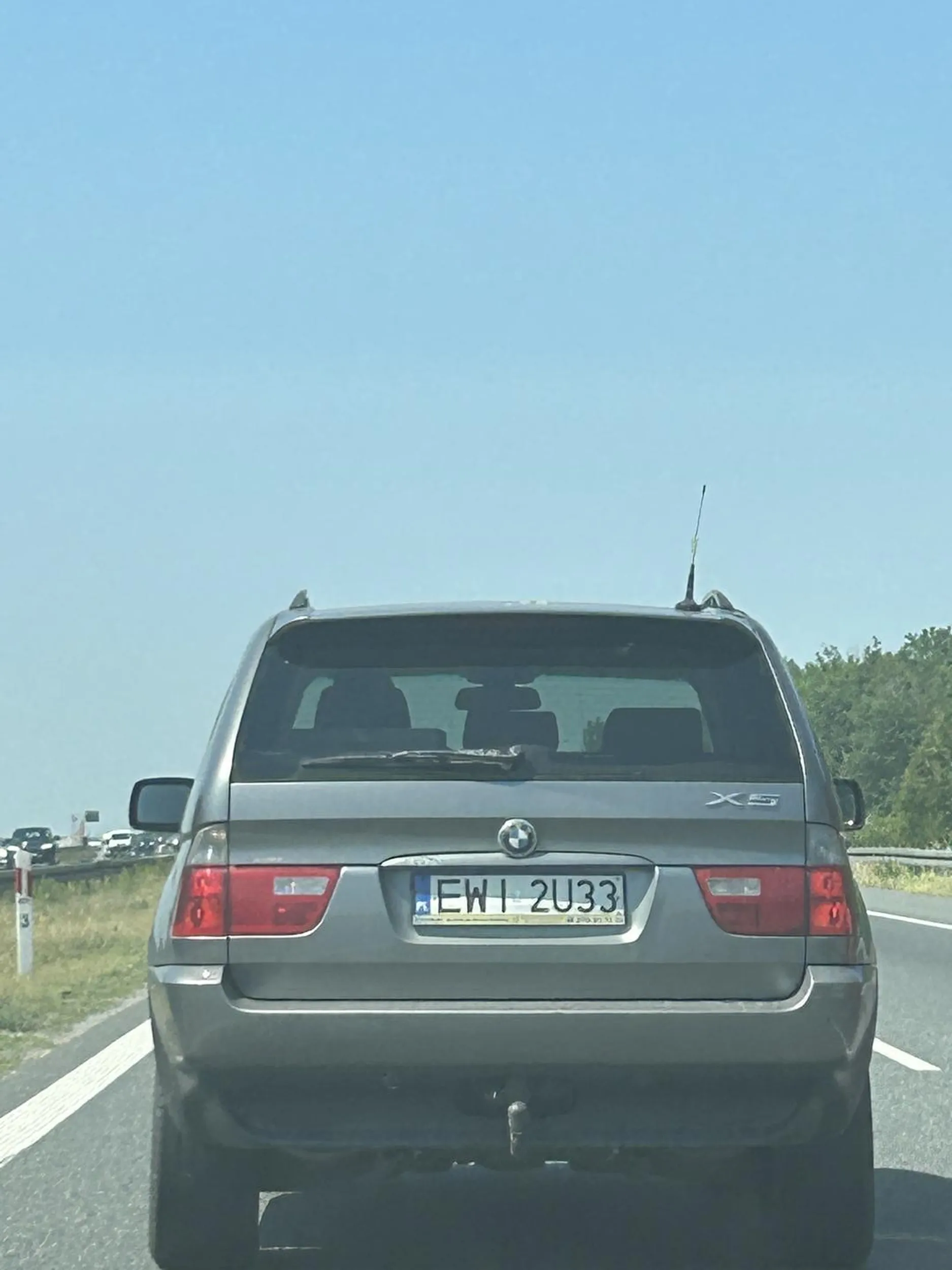 Pizduś w brodzie zamula na lewym tak że fiat panda go z prawej bierze