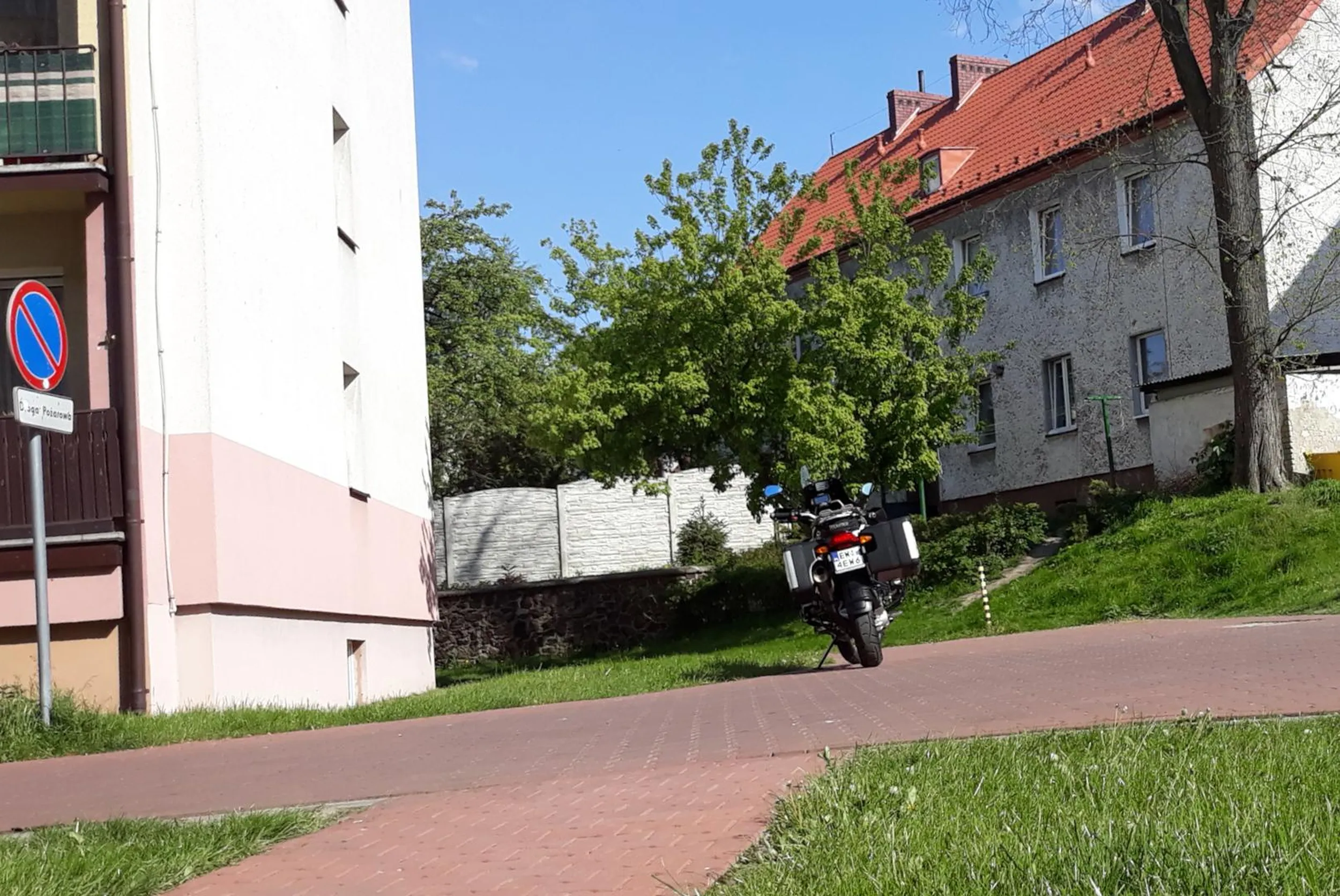 Parkowanie na drodze pożarowej, na zakazie postoju, na skrzyżowaniu.
