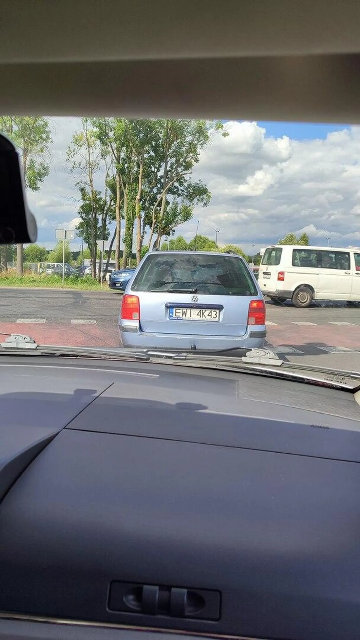 Kierowca nie przestrzega przepisów ruchu drogowego, wyprzedza na pasach i podwójnej ciagłej pozdrawiając środkowym palcem, przekracza prędkość i nie zachowuje bezpiecznej odległości.