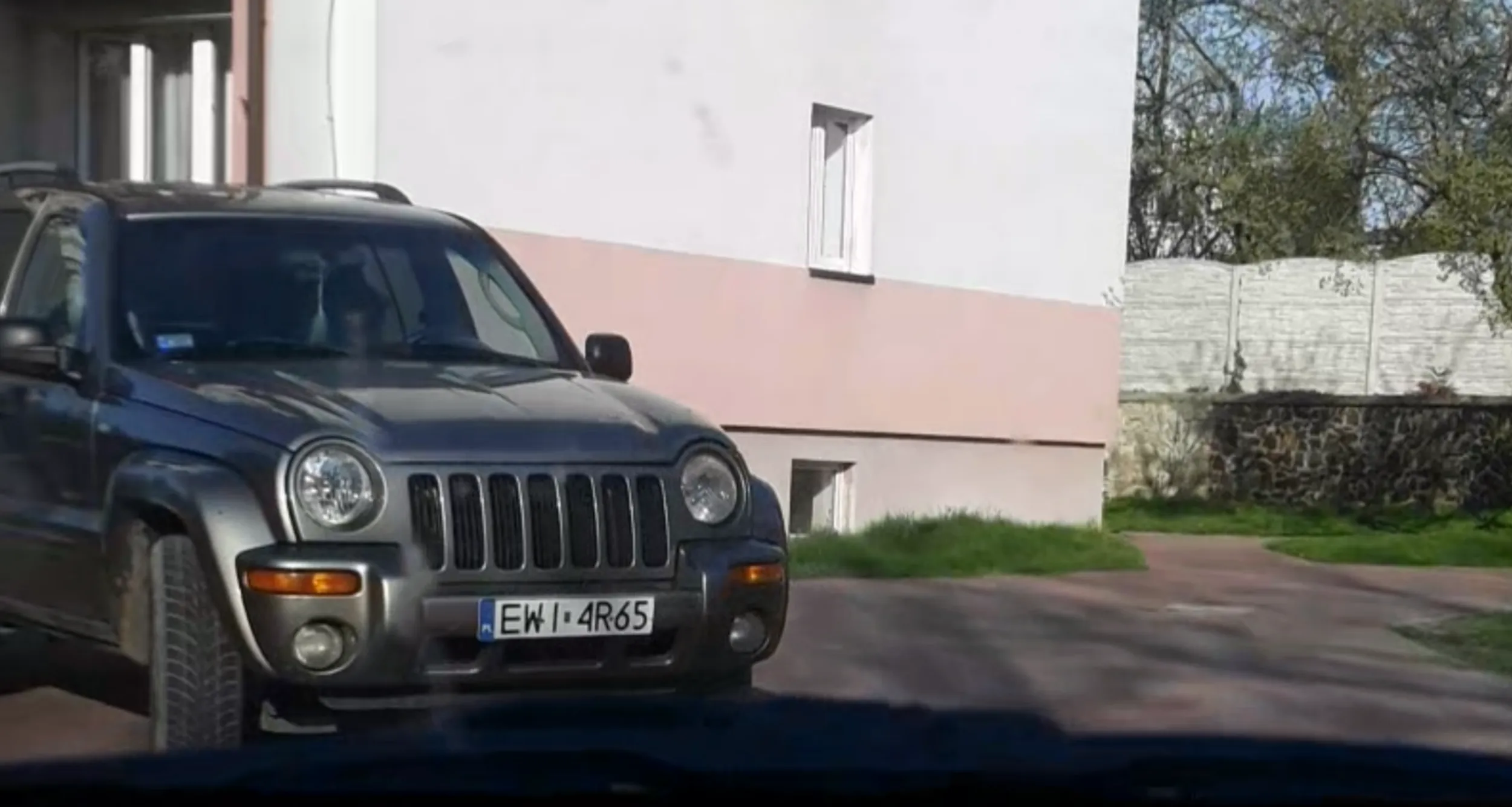 Parkowanie na drodze pożarowej, na zakazie postoju, centralnie na skrzyżowaniu.