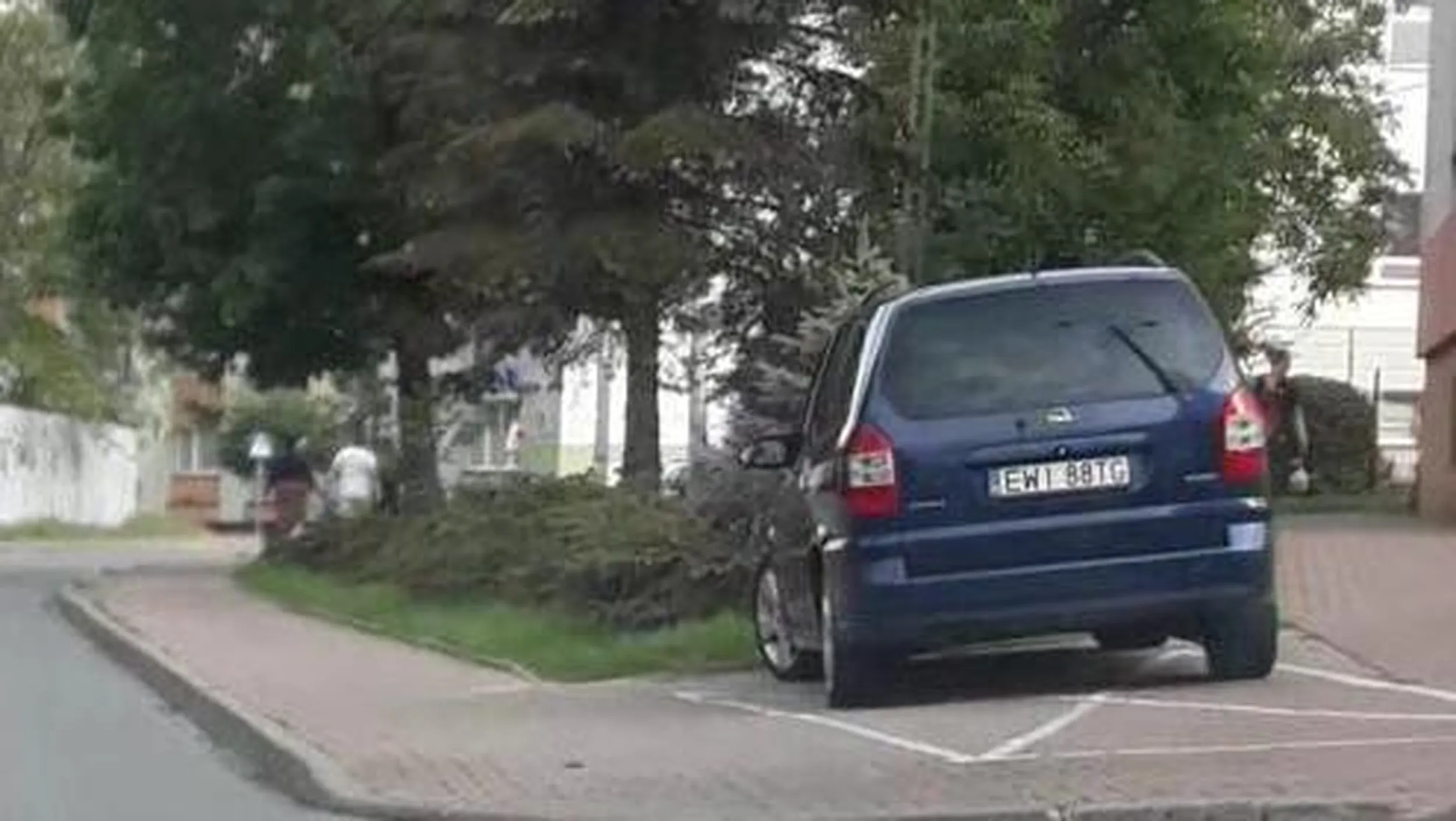 Parkowanie na chodniku, jazda po chodniku, parkowanie na kopercie, parkowanie z dala od krawędzi jezdni, parkowanie na zakazie zatrzymywania się.