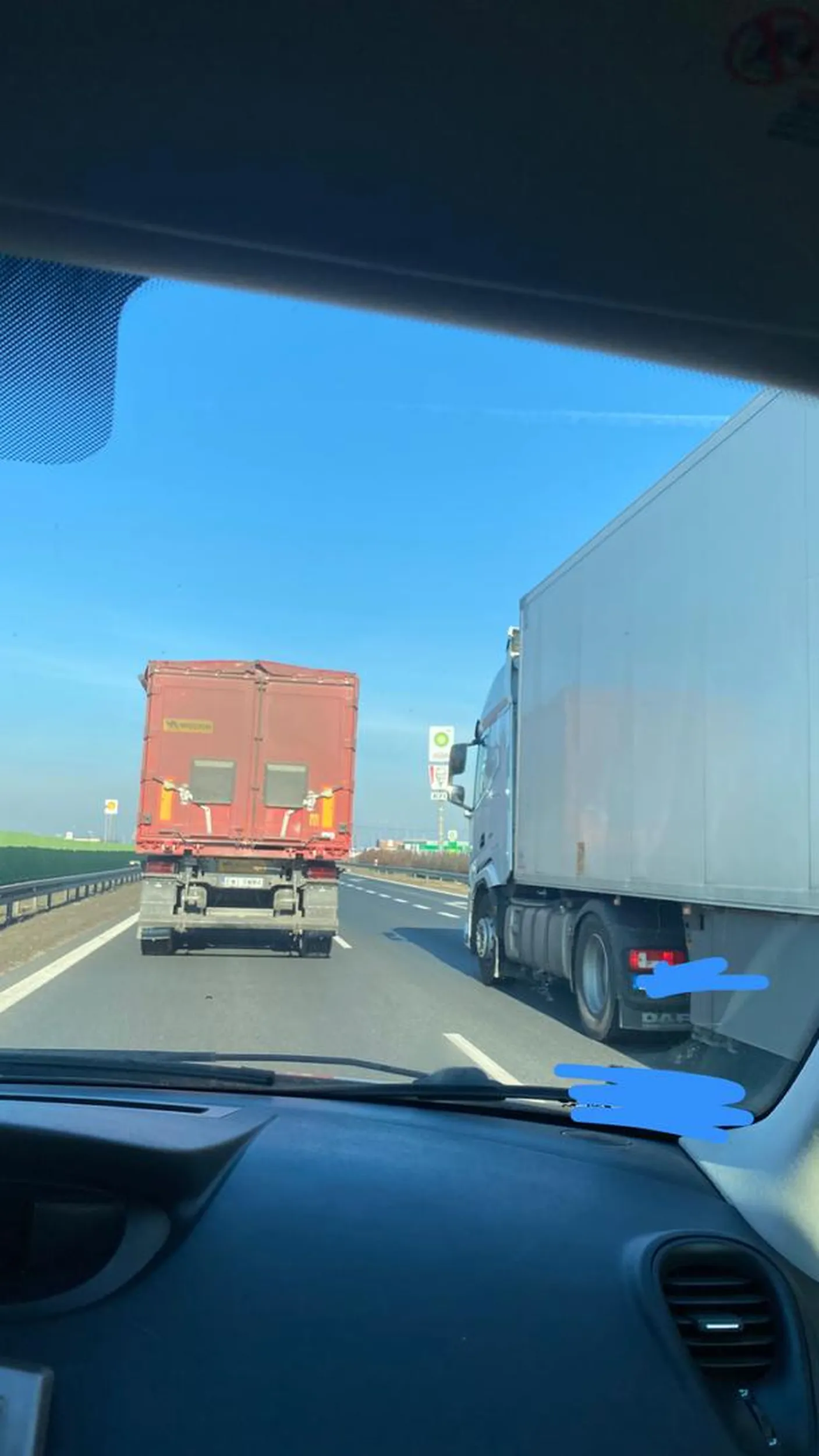 na autostradzie tir tira bierze bardzo mądre