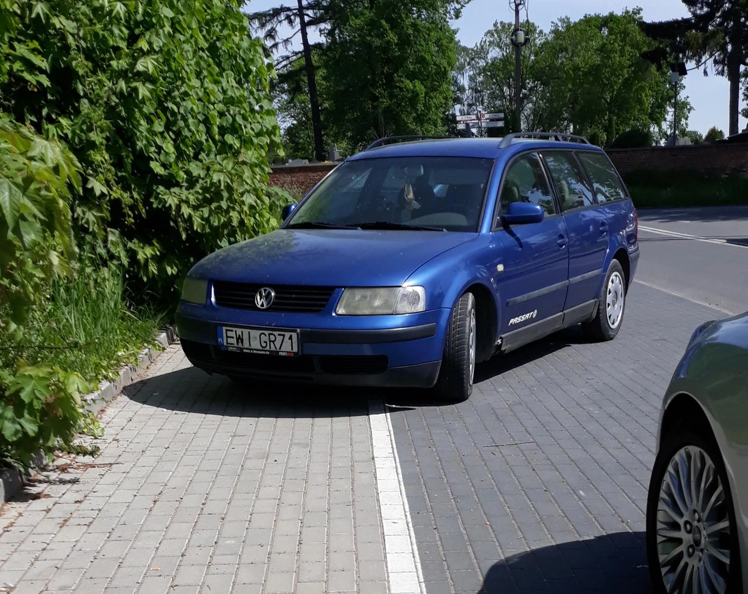 Zastawiony cały chodnik, mimo że ma wyznaczone miejsce parkingowe.