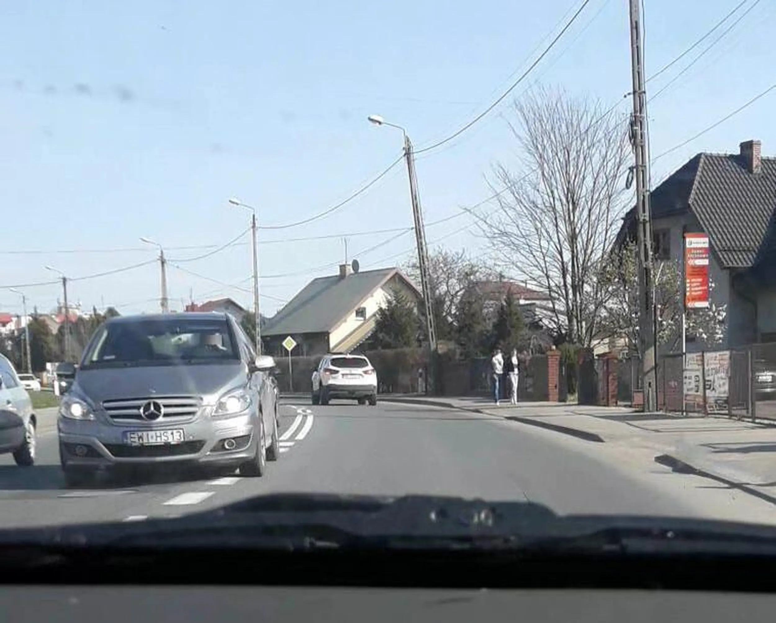 Przejeżdżanie linii ciągłej, pchanie się na trzeciego.