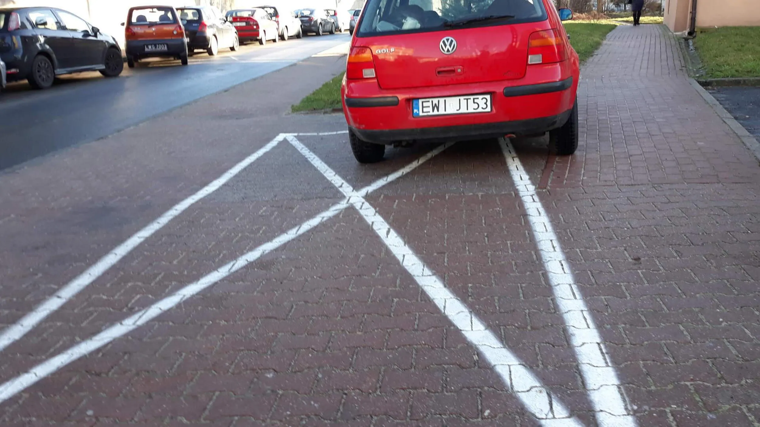 Zakaz jazdy po chodniku, zakaz parkowania na chodniku, parkowanie na kopercie, zakaz zatrzymywania się.