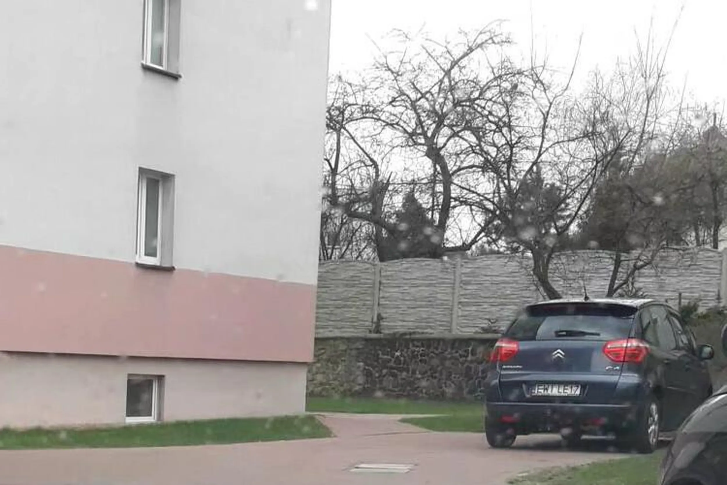 Droga pożarowa, skrzyżowanie, zakaz postoju, zakaz wjazdu jeżeli nie jest mieszkańcem. Dookoła pełno wolnych miejsc parkingowych, ale lepiej zaparkować nielegalnie tuż przy drzwiach, za daleko iść te kilkadziesiąt metrów.