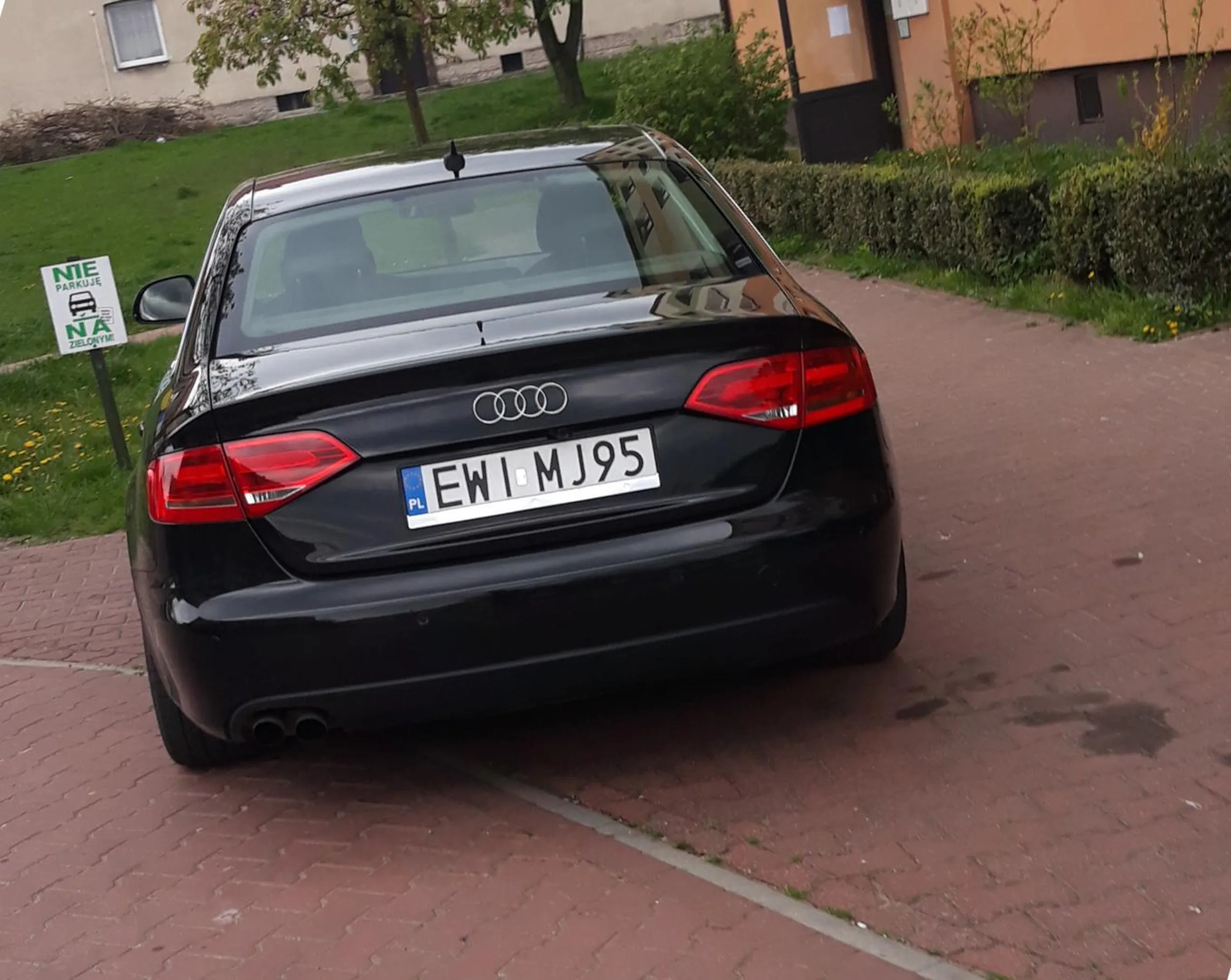 Nielegalne parkowanie, droga pożarowa, chodnik, zakaz postoju, zakaz wjazdu jeżeli nie jest mieszkańcem, długi czas z włączonym silnikiem tuż pod oknami mieszkańców.