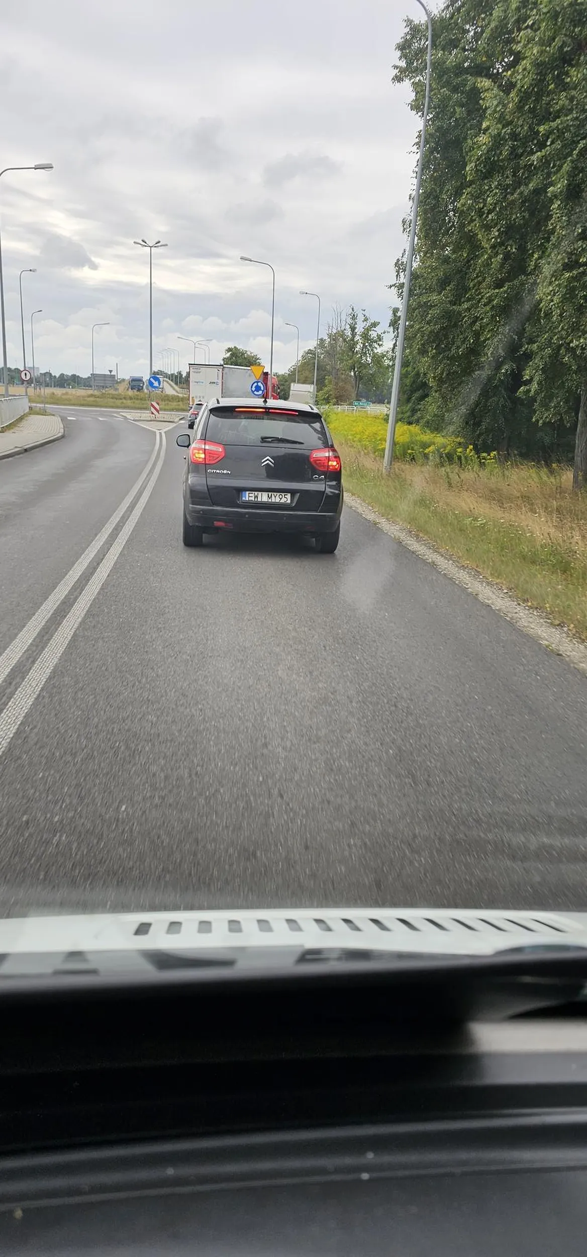 Raczyn 28.08.23 godz 10.20 Wyprzedzanie na podwójnej ciągłej, przejsciw dla pieszych, ograniczenie prędkosci, dziadku z citroenka prawo jazdy chyba czas juz oddac bo po tym co z chęcią udostepnie na komendzie napewno ci je zabiorą, polecam sie choć nie jestem zwolennikiem donosów to to z chęcią wyśle zeby tępili takich jak ty