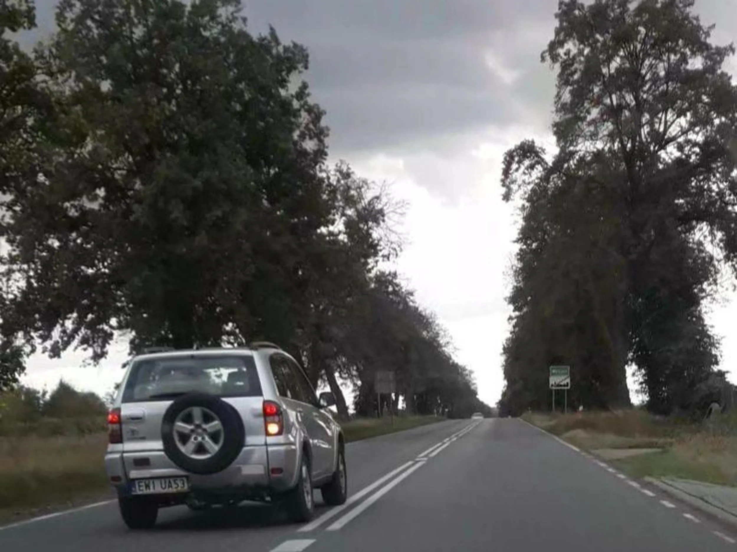 Wyprzedzanie na linii ciągłej podwójnej z przekroczeniem dozwolonej prędkości na obszarze zabudowanym.