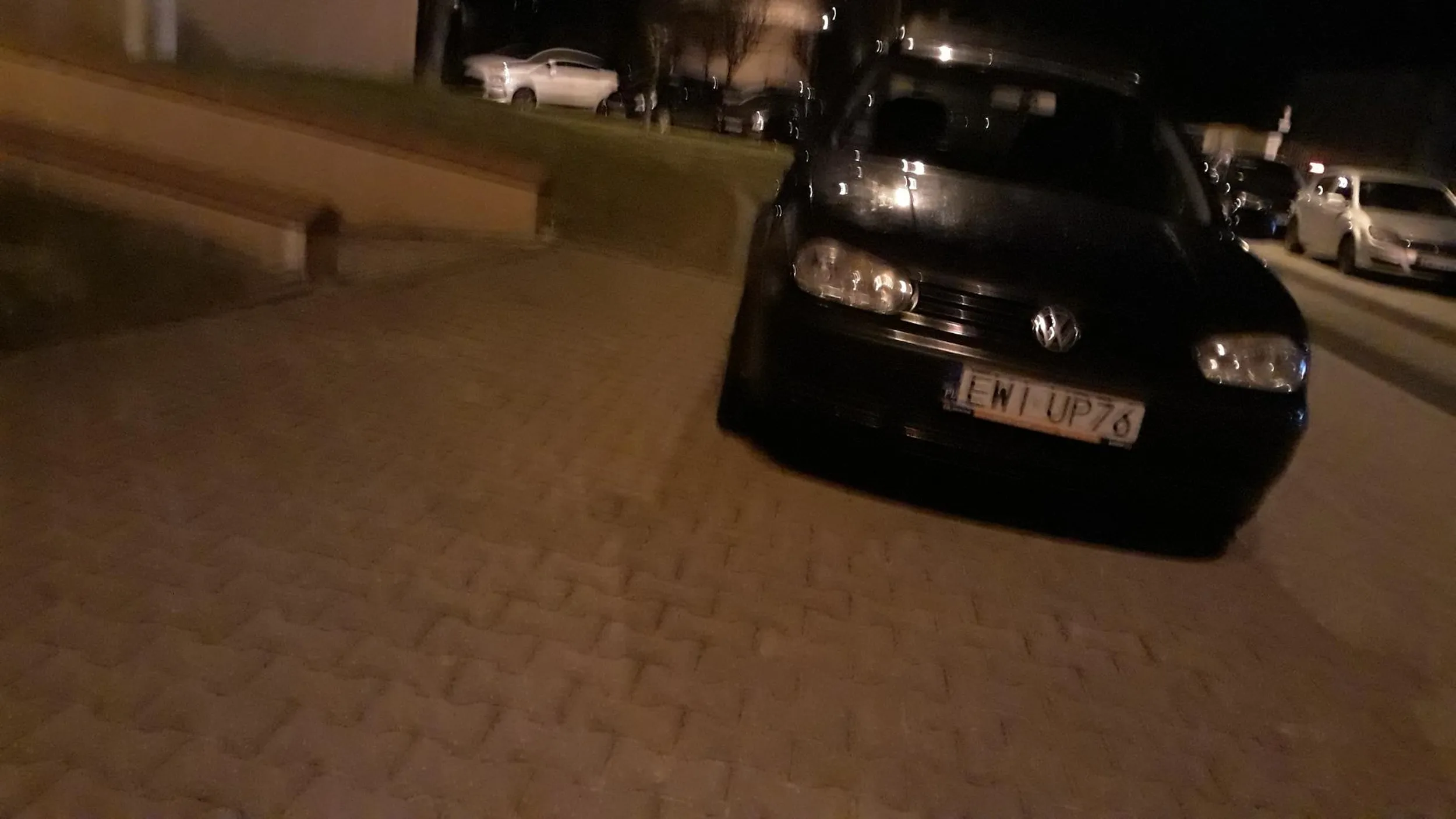 Jak nie droga pożarowa, trawnik to chodnik, brnie coraz dalej: - zakaz jazdy po chodniku - zakaz parkowania na chodniku - zakaz zatrzymywania się - parkowanie z dala od krawędzi jezdni - zakaz wjazdu (jeżeli nie jest mieszkańcem) - parkowanie/zastawianie/blokowanie drzwi pożarowych z wyjściem ewakuacyjnym