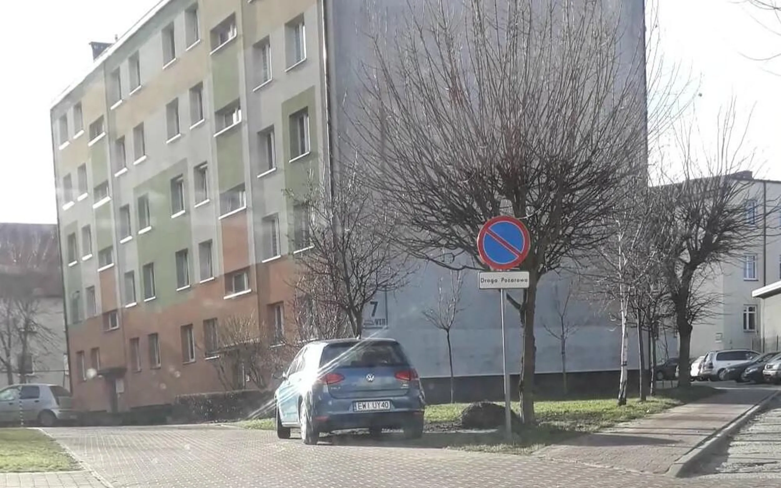 Parkowanie na drodze pożarowej, parkowanie na zakazie postoju, parkowanie na trawniku, niszczenie terenów zielonych.