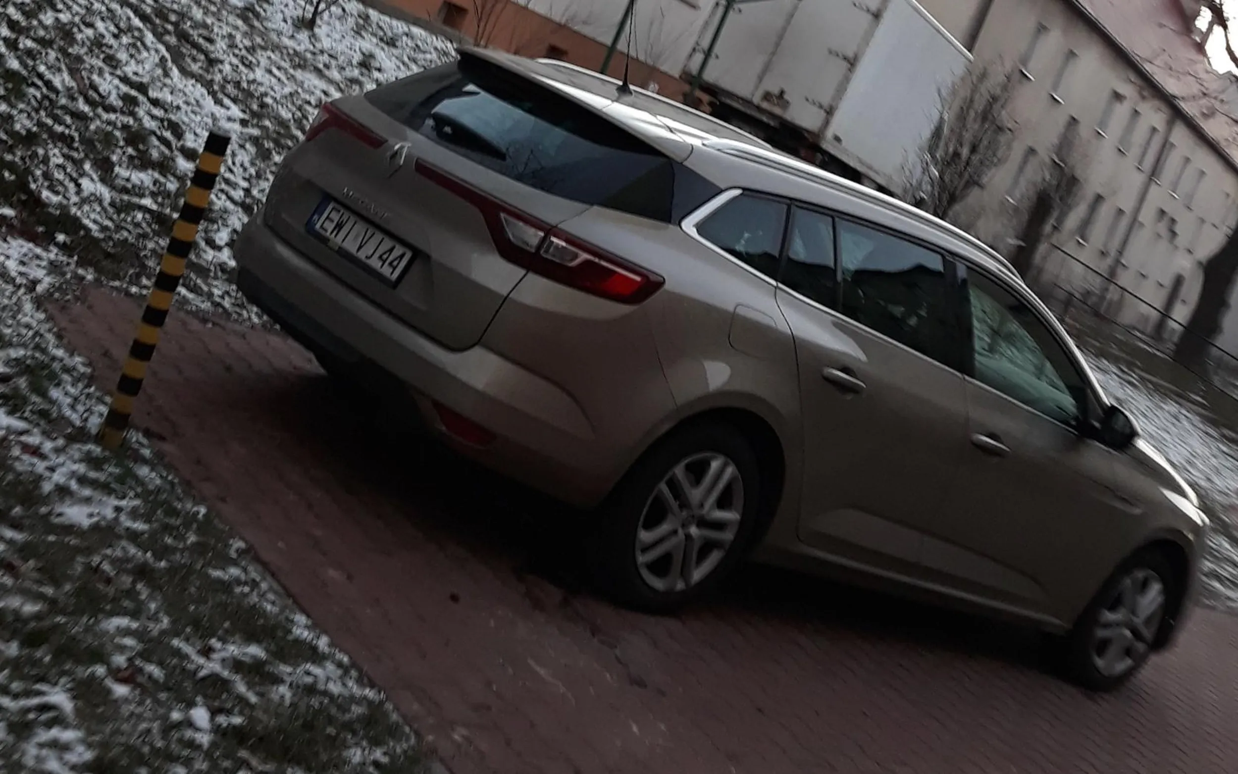 Parkowanie na drodze pożarowej, parkowanie na zakazie postoju, parkowanie bliżej niż 10m od skrzyżowania.