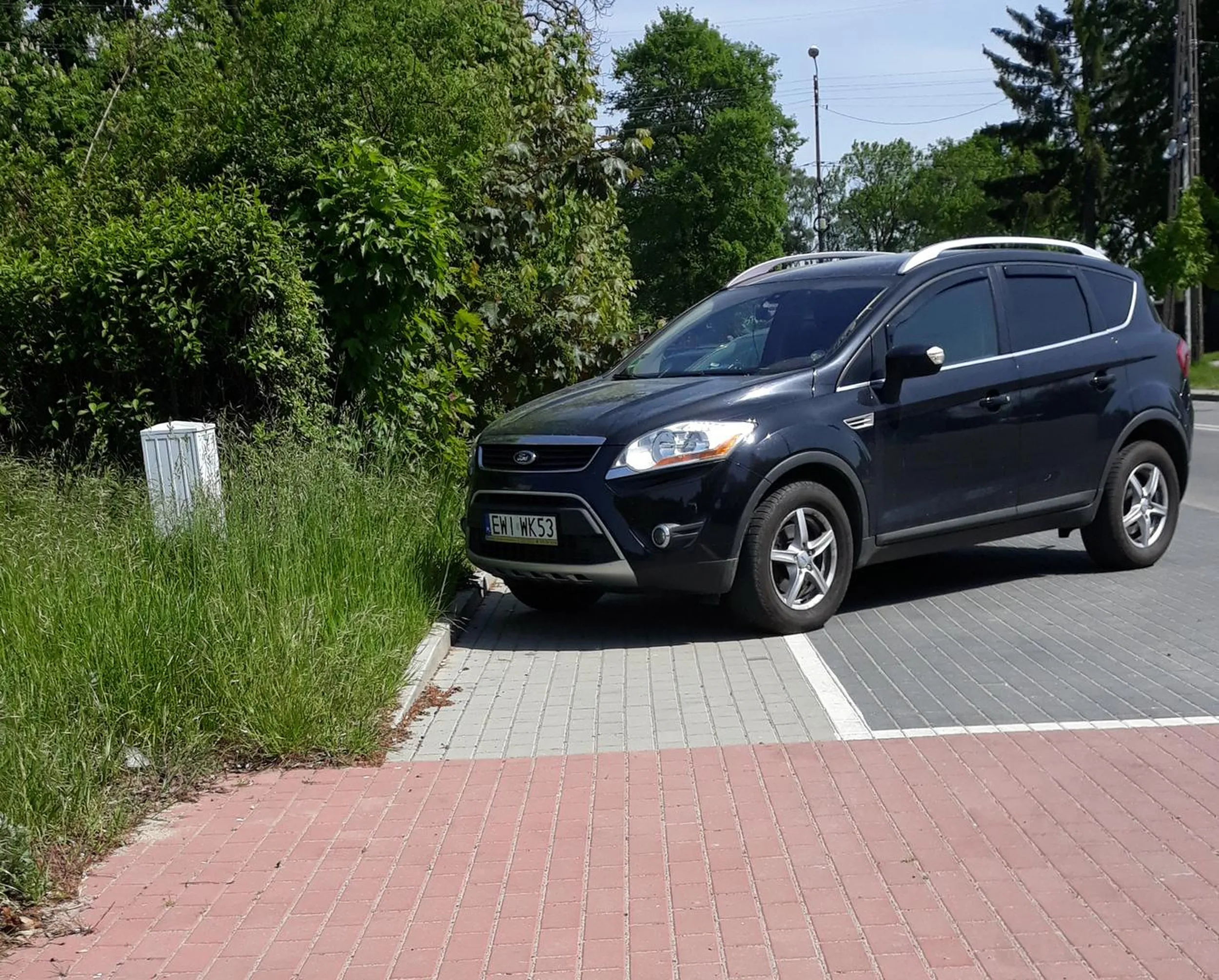 Zastawiony cały chodnik, mimo że ma wyznaczone miejsce parkingowe.