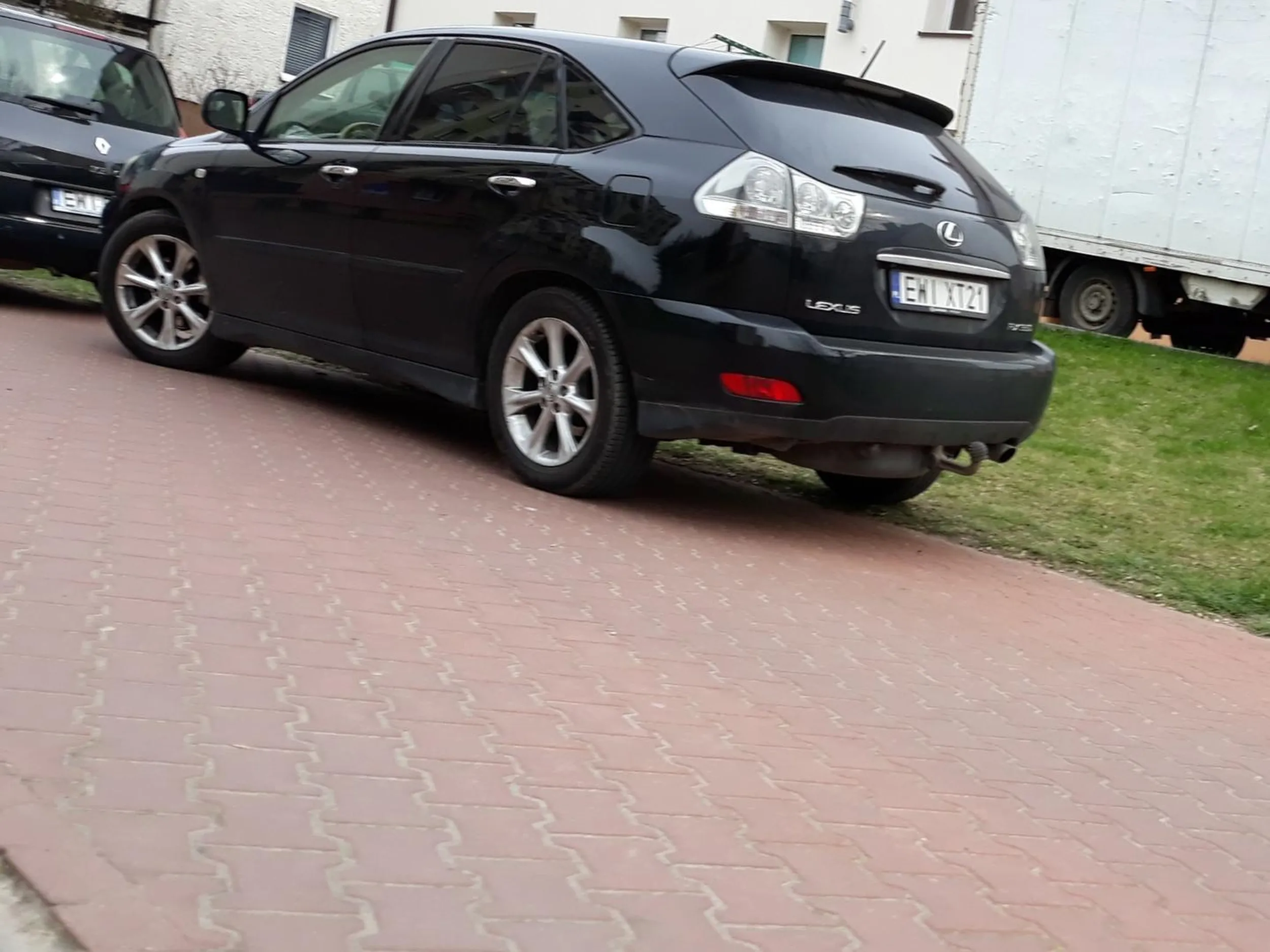 Parkowanie na drodze pożarowej, na zakazie postoju, na skrzyżowaniu.