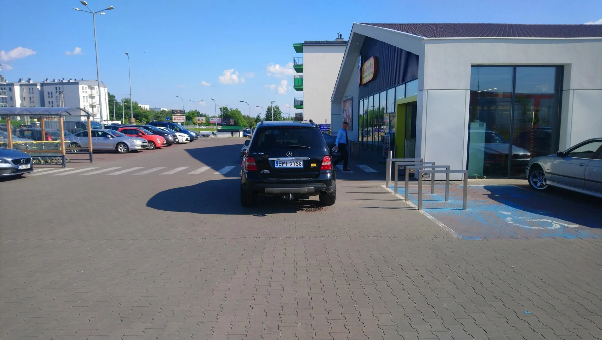 A czemu nie wjechałeś do środka? ? Umiejętności zabrakło? ? Ale wstyd. Panisko nie zaparkuje jak inni na miejscu... ? Ale żenada. ?