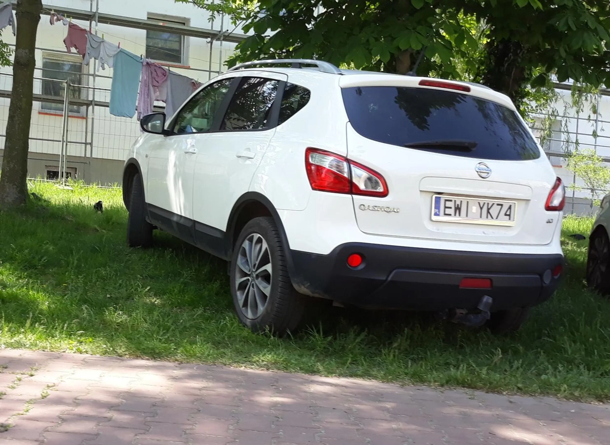 Droga pożarowa, parkowanie na zakazie postoju, na trawniku, niszczenie zieleni.