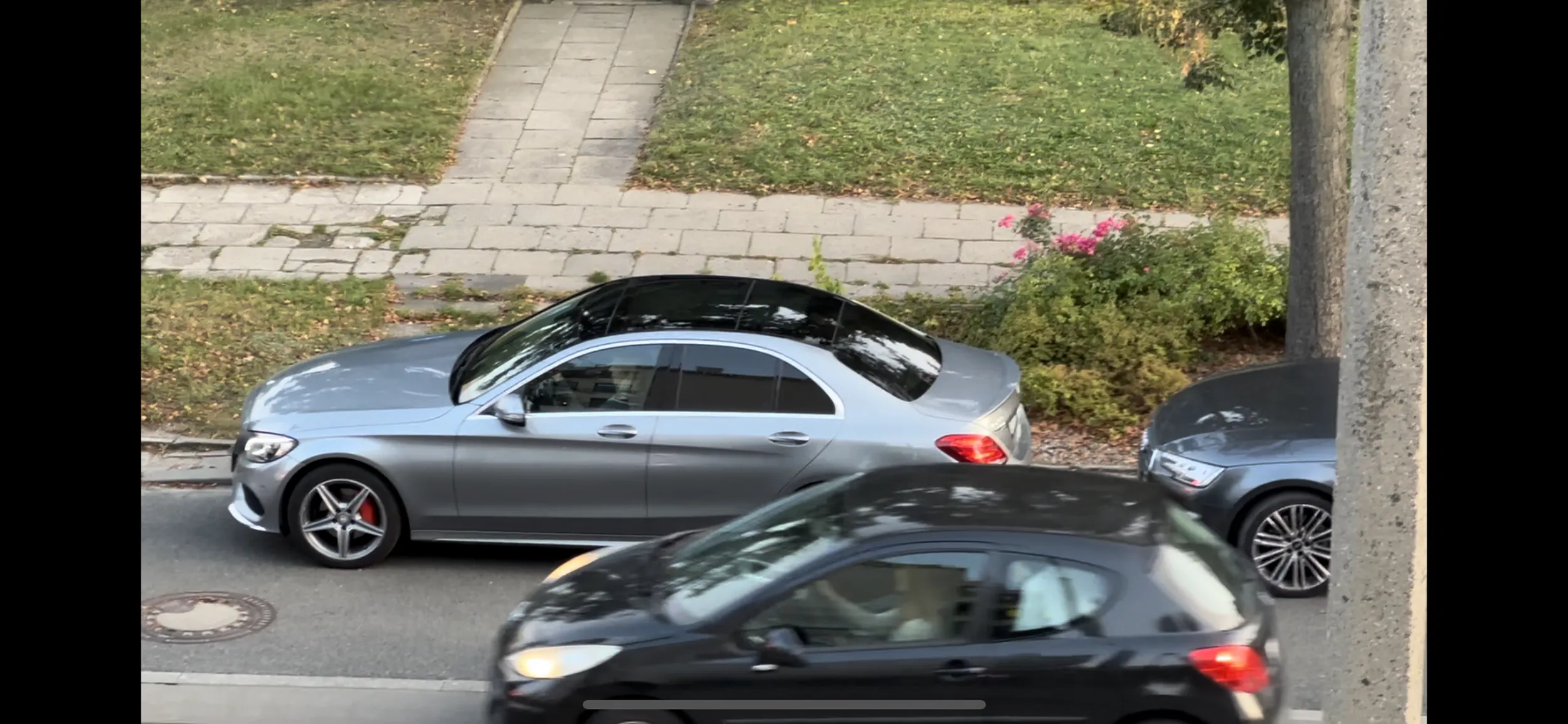 Uderzyła cofając w audi a4 i uciekła z miejsca zdarzenia bez słowa jak kierowca zszedł do auta zobaczyć co popsuła. Ulica Narutowicza 119A Łódź, 4 października 2023 roku, godzina 17:52. Lepiej się odezwij.