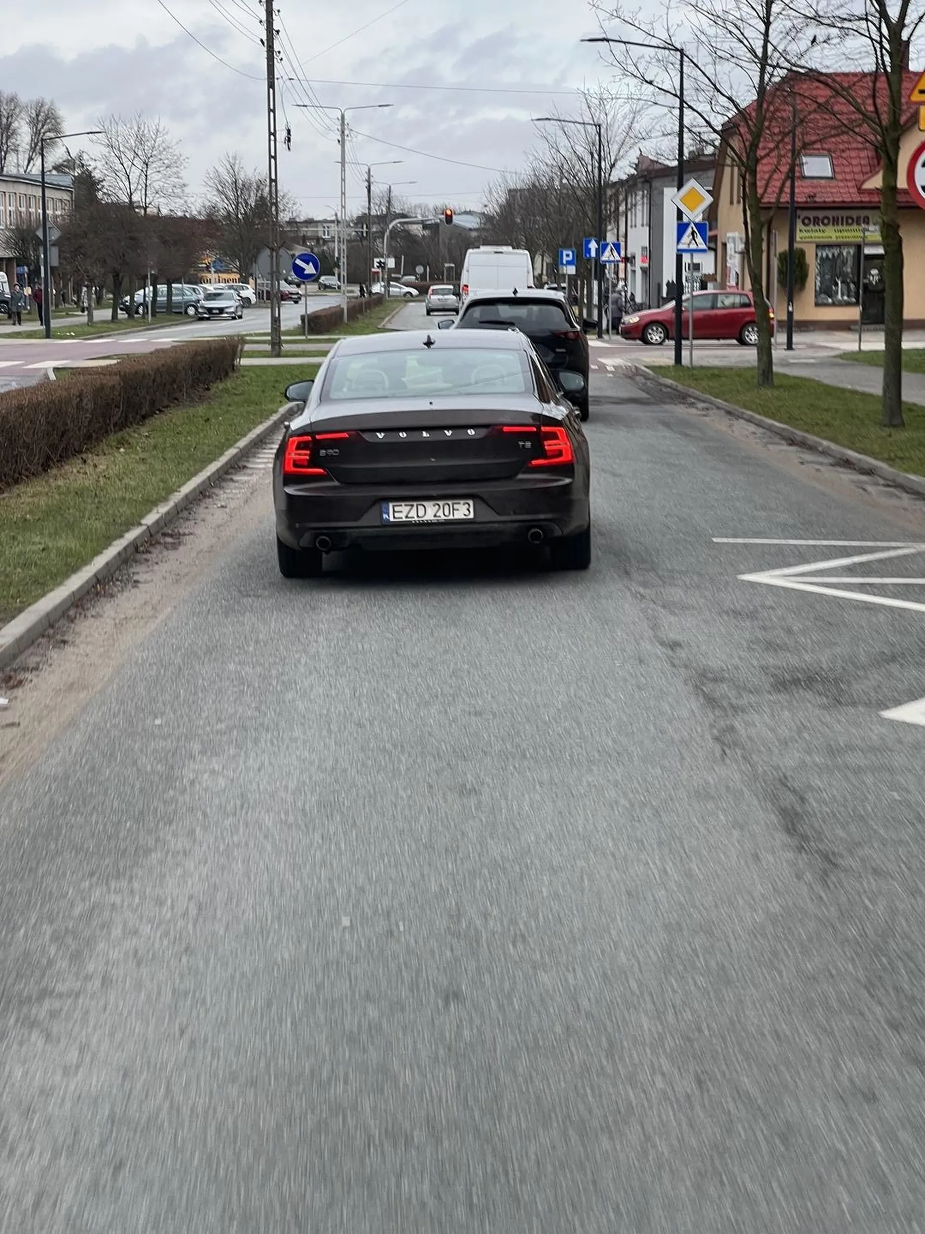 Zawracanie na dwu-pasmowej po przejściu dla pieszych, 100+ po mieście? Pewnie że można i to podczas rozmowy przez telefon....