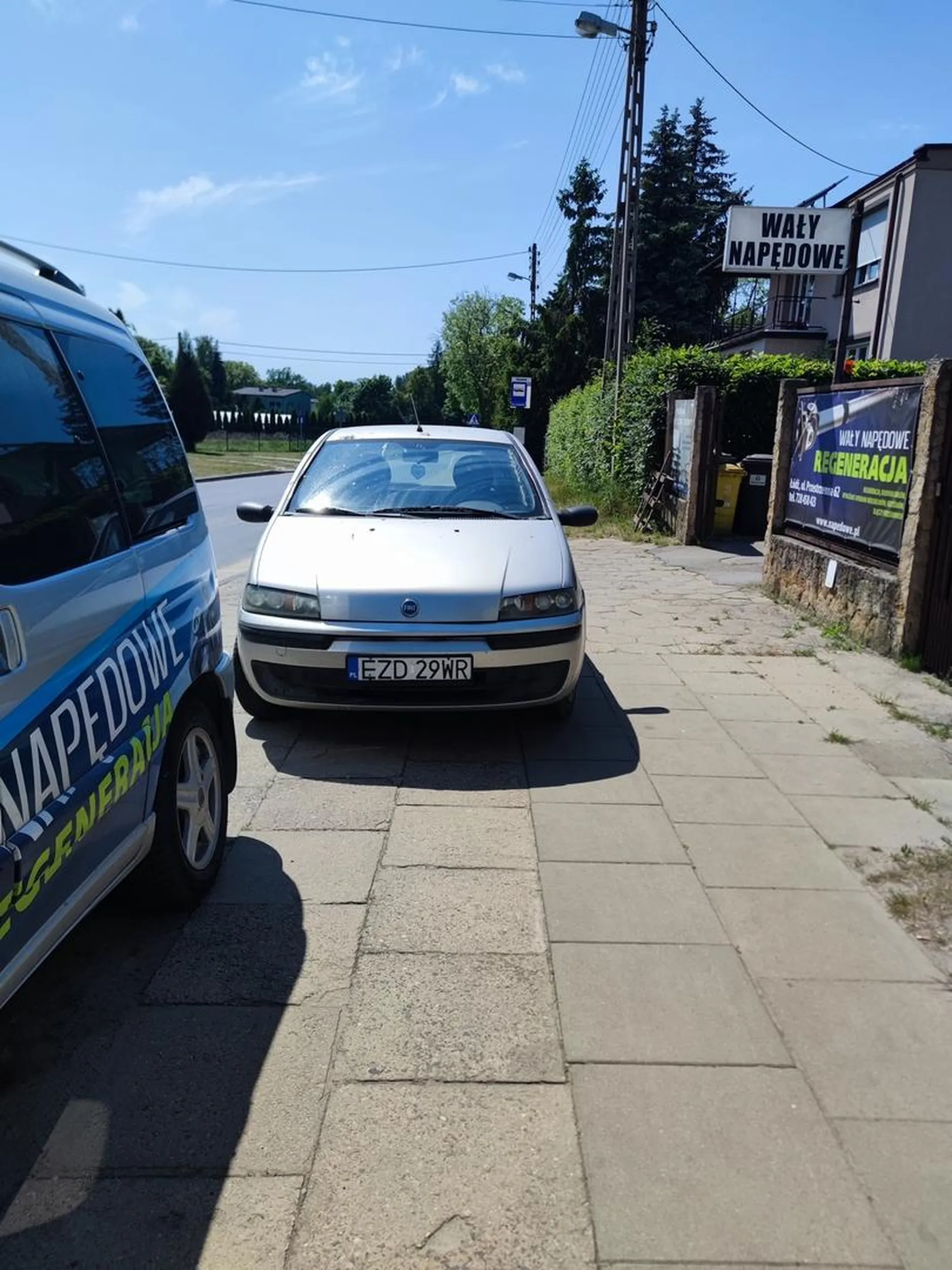 Tyle miejsca żeby stanąć to parkuje na środku chodnika