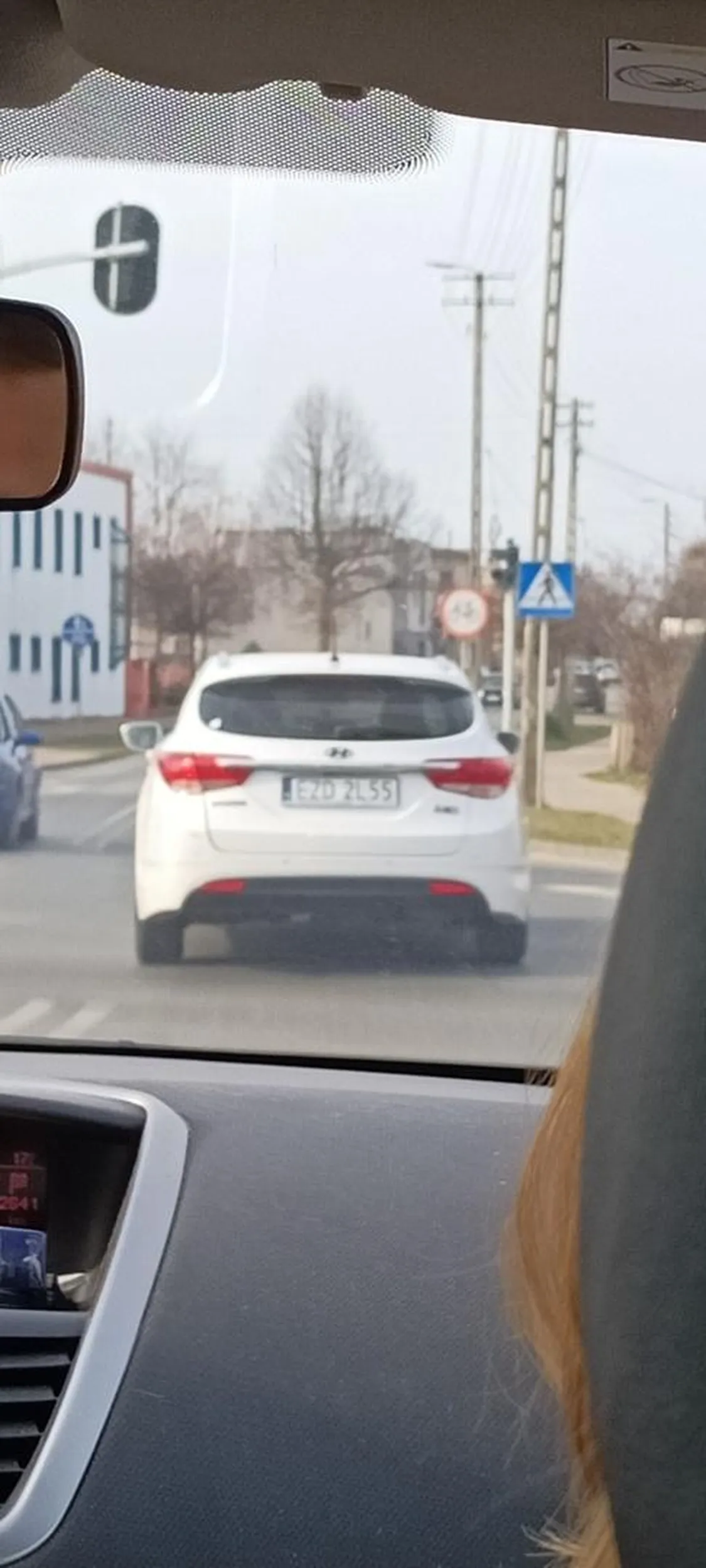 typ jedzie 30 na ograniczeniu do 50... poprostu brak słów.