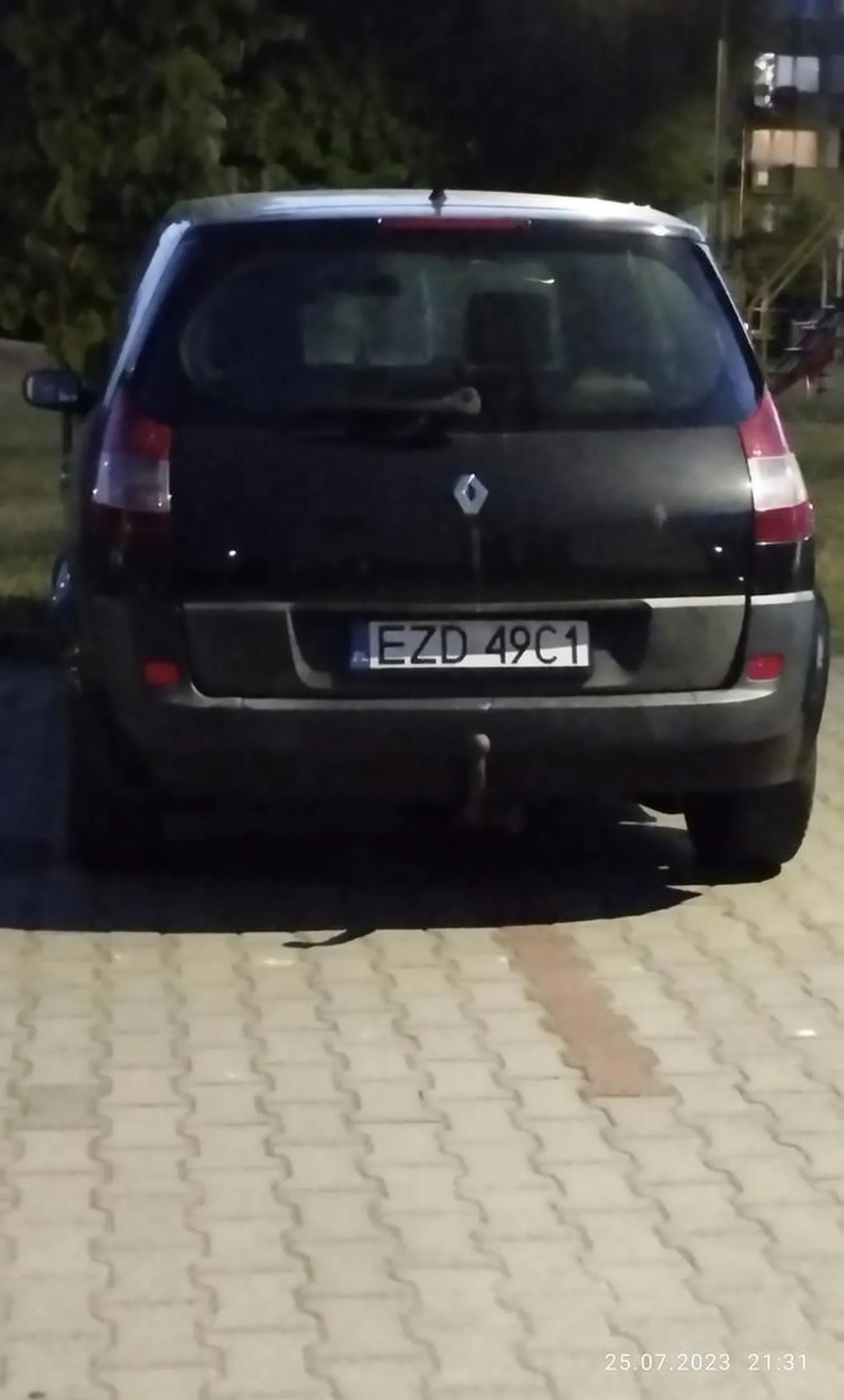 "Miszcz" parkowania "q....a" . Się ogarnij złamasie bo nie tylko ty masz samochód i inni też chcą zaparkować a Swoją " Cipe" wbiłeś na dwa miejsca parkingowe. Pieprzony niedzielny kierowca AMATOR !!!