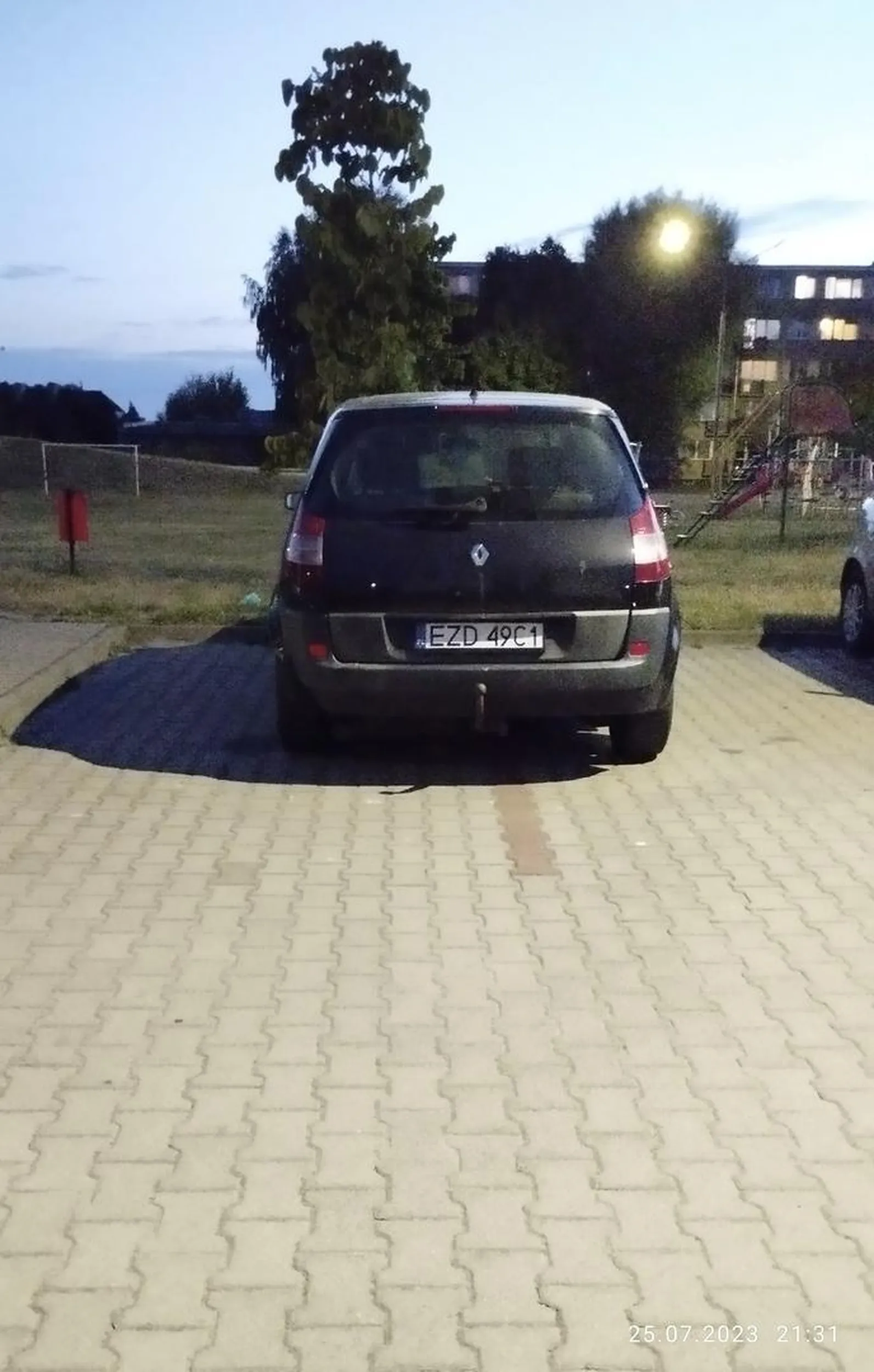 "Miszcz" parkowania "q....a" . Się ogarnij złamasie bo nie tylko ty masz samochód i inni też chcą zaparkować a Swoją " Cipe" wbiłeś na dwa miejsca parkingowe. Pieprzony niedzielny kierowca AMATOR !!!