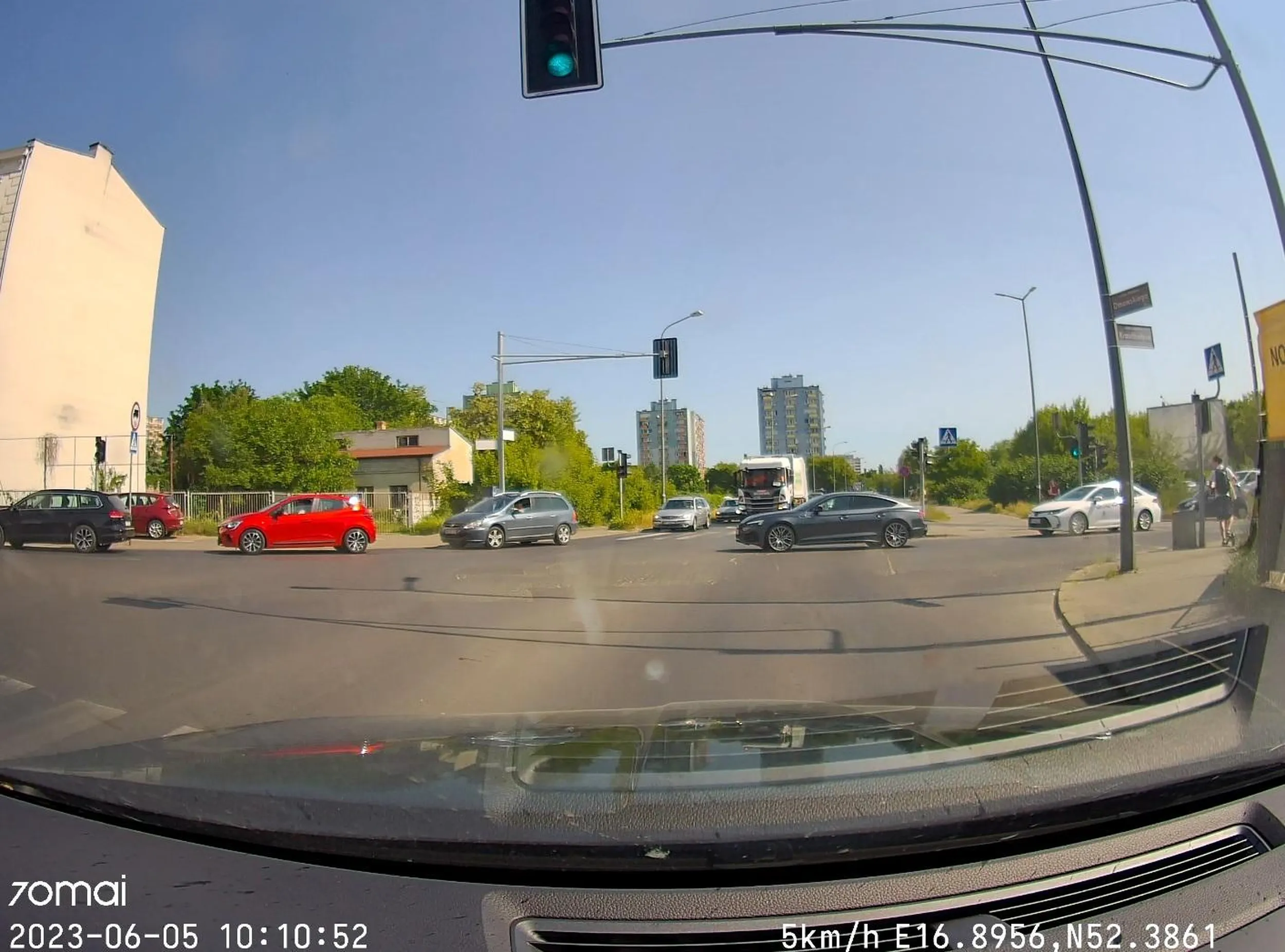 Nie ma miejsca na zjazd ale i tak wbija na skrzyżowanie na czerwonym. Mistrzunio. Prawko z chipsów. Piąte zero.