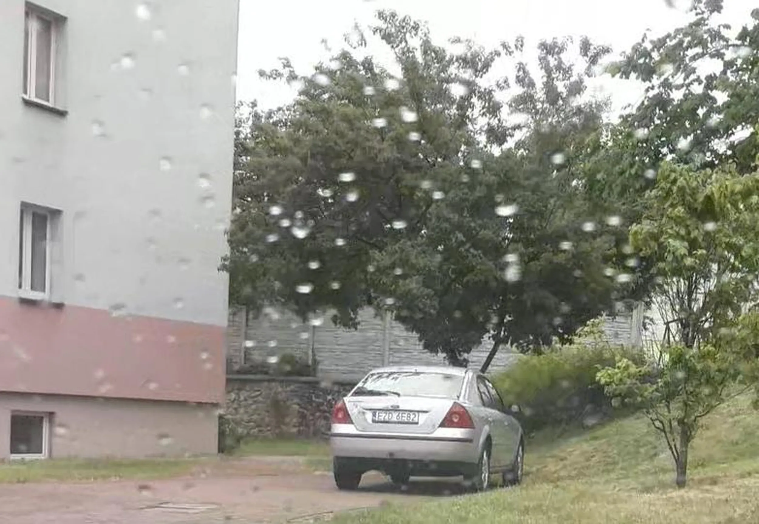 Droga pożarowa, zakaz postoju, zakaz wjazdu.