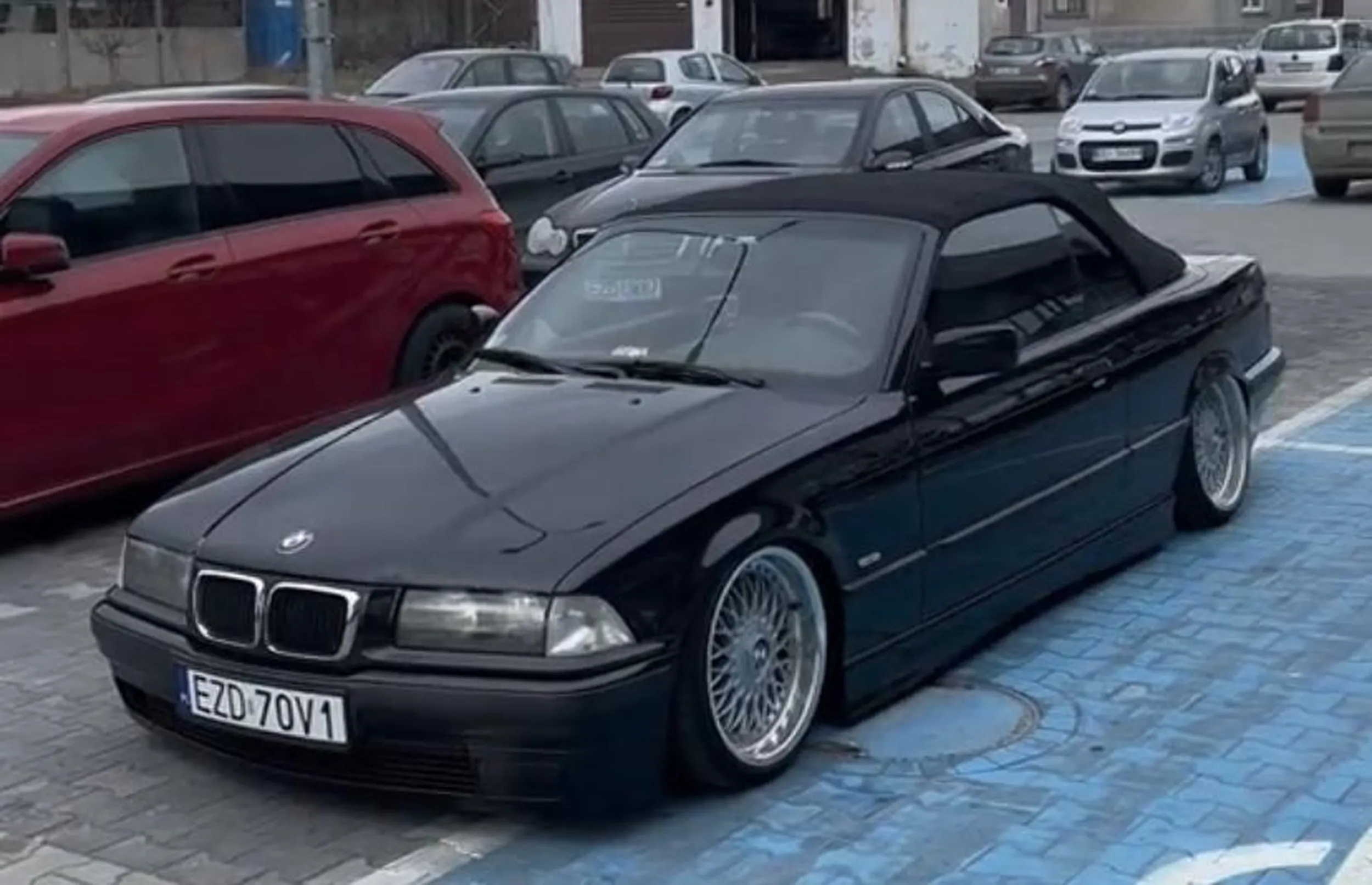 Trochę ci kolego parkowanie nie wychodzi, stoisz tylko na kawałku miejsca dla niepełnosprawnych a powinieneś na całym Pasowało by ci