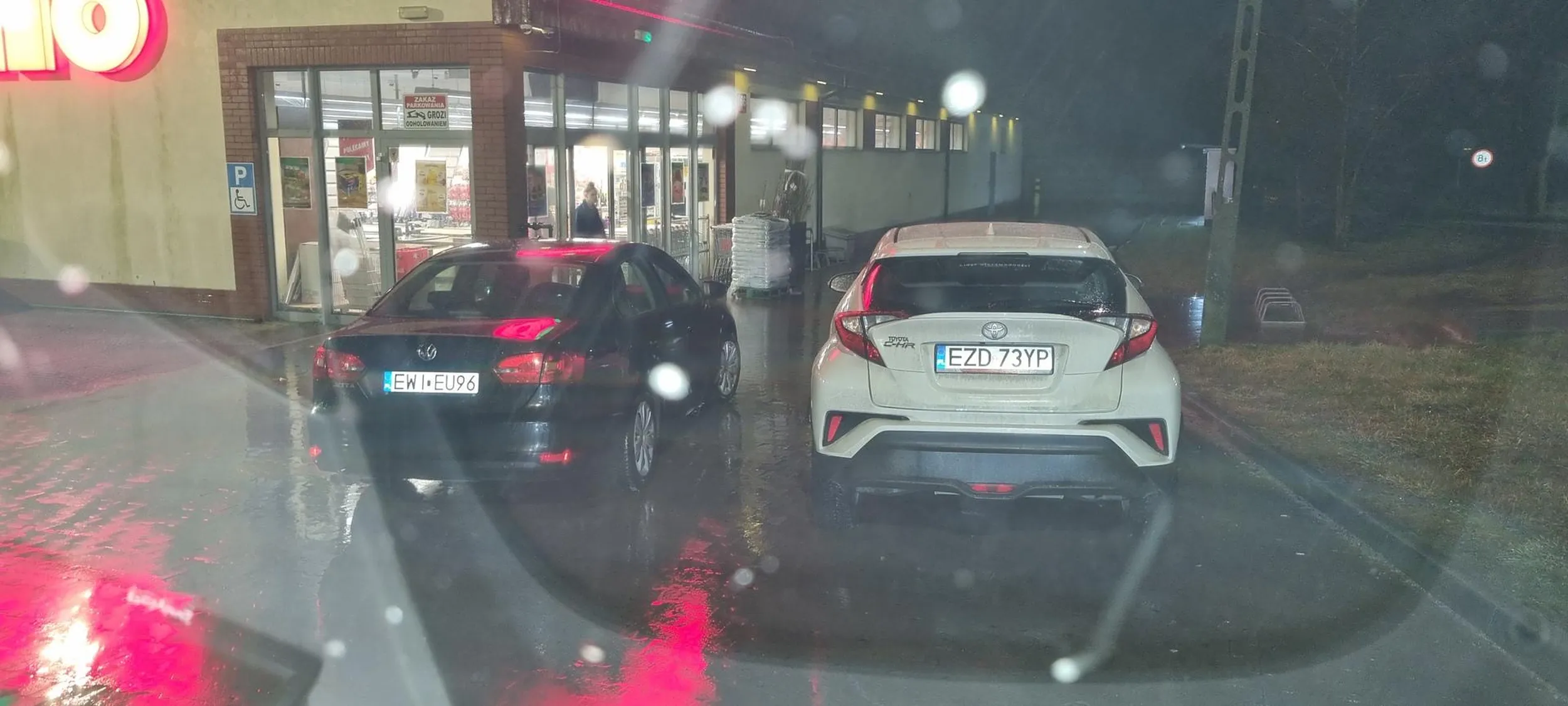 Moze i niezła śprycha ale kur.a nie musiala stawać przy samych drzwiach w dino gdy parking byl zupelnie pusty no chyba ze kurewna fiona śprycha jest z cukru lub ma papiery inwalidy to zwracam honor ale chyba jednak nie ma ale za to prawo jazdy kupila za jajka