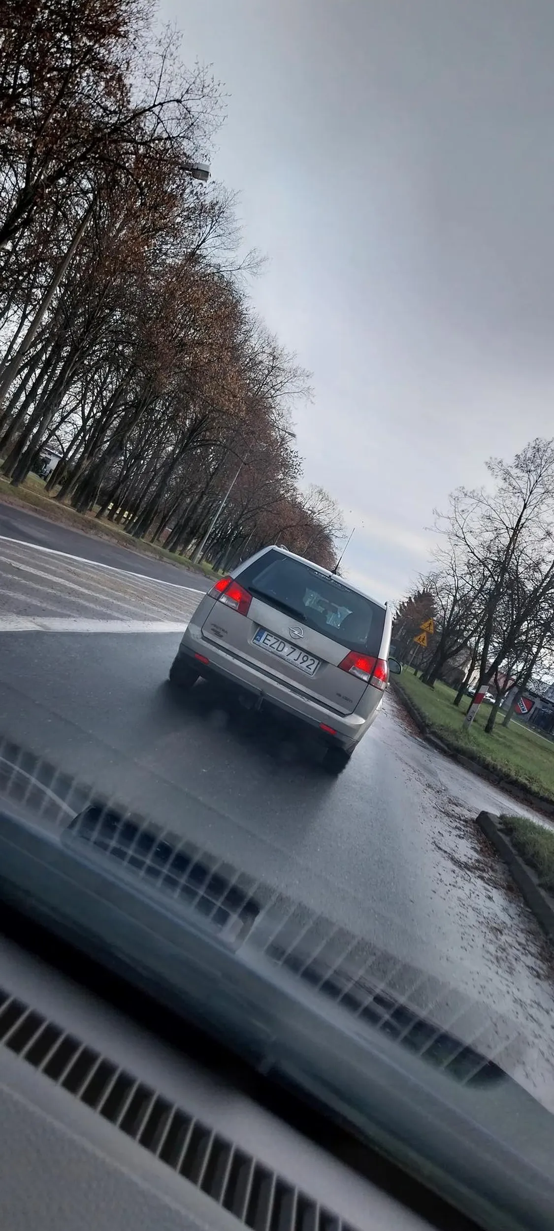 Bardzo nie miły awanturujący się kierowca. Zajeżdża drogę i szuka zaczepek. Sam nie potrafi poruszać się po rondzie.