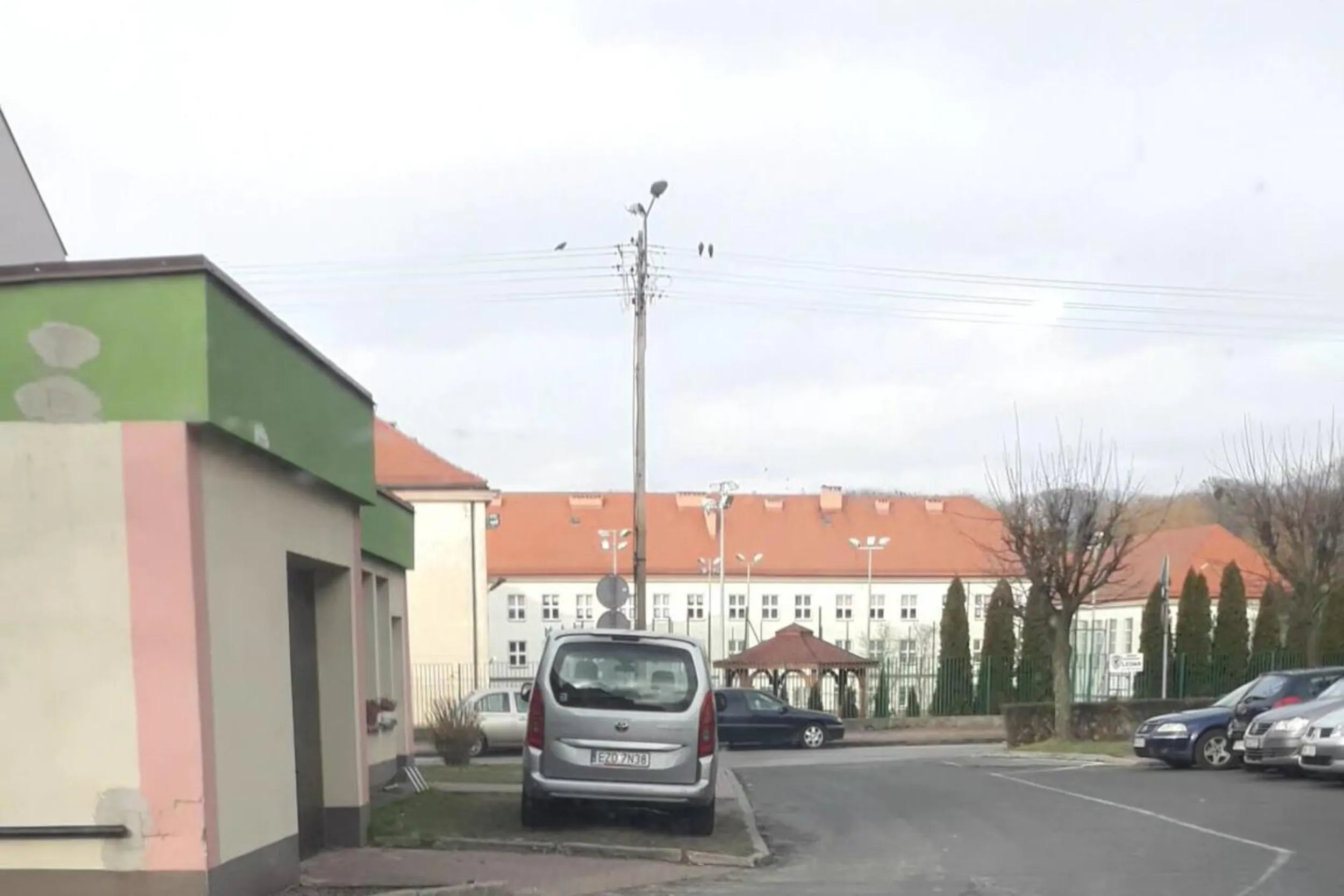 Parkowanie na drodze pożarowej, na zakazie zatrzymywania się na trawniku, zakaz wjazdu dla nie będących mieszkańcami.