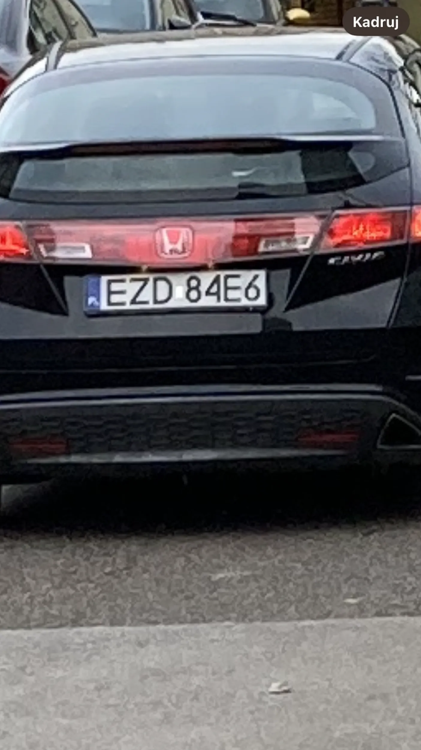 Facet z przekrwionymi oczami, jezdzi po chodnikach, chory psychicznie, po zwroceniu uwagi uzywa gazu pieprzowego !!!