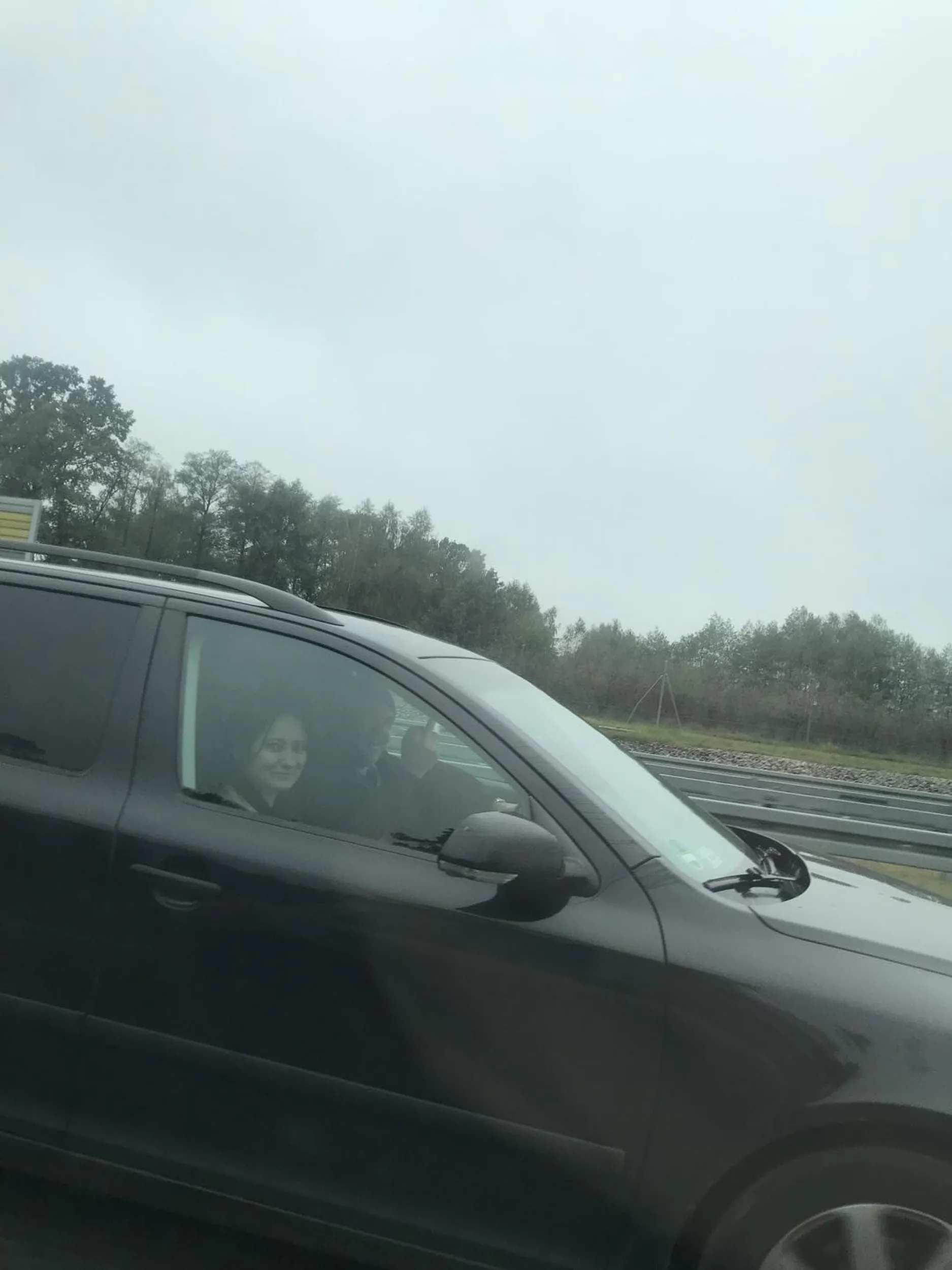 Jestem po bardzo niebezpiecznej sytuacji z tym troglodytą. W trakcie zjazdu z s8 na s14 wjechał prawie pod maskę, później udawal szeryfa drogi i jadąc cały czas lewym pasem nie potrafił przepuścić innych aut. Zamieszczam również zdjęcia tej parki, policja dostanie nagranie z jego wyczynu z widocznymi tablicami